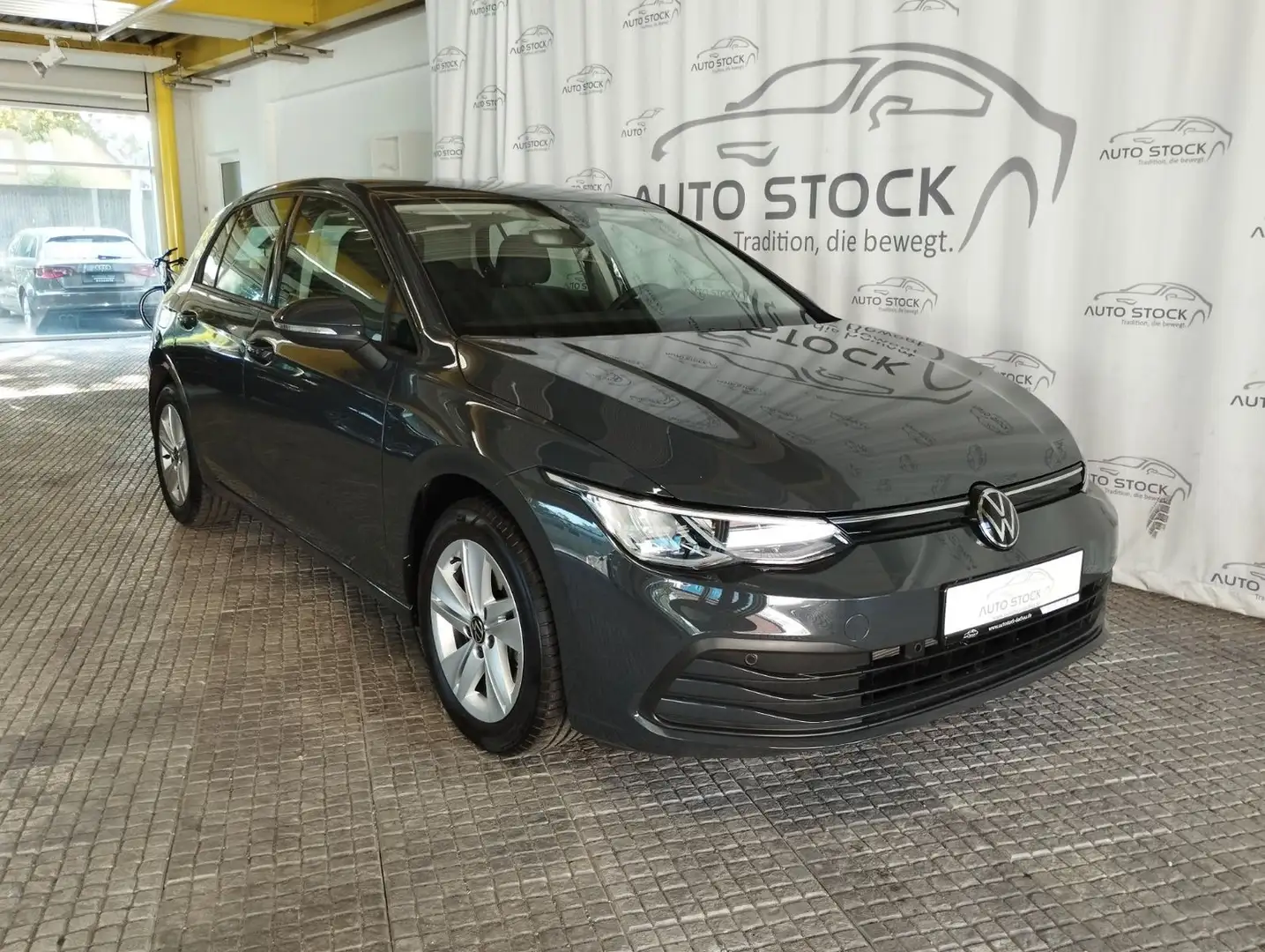 Volkswagen Golf 1.5 TSI Life LED PDC Sitzheiz. App Connect Šedá - 1