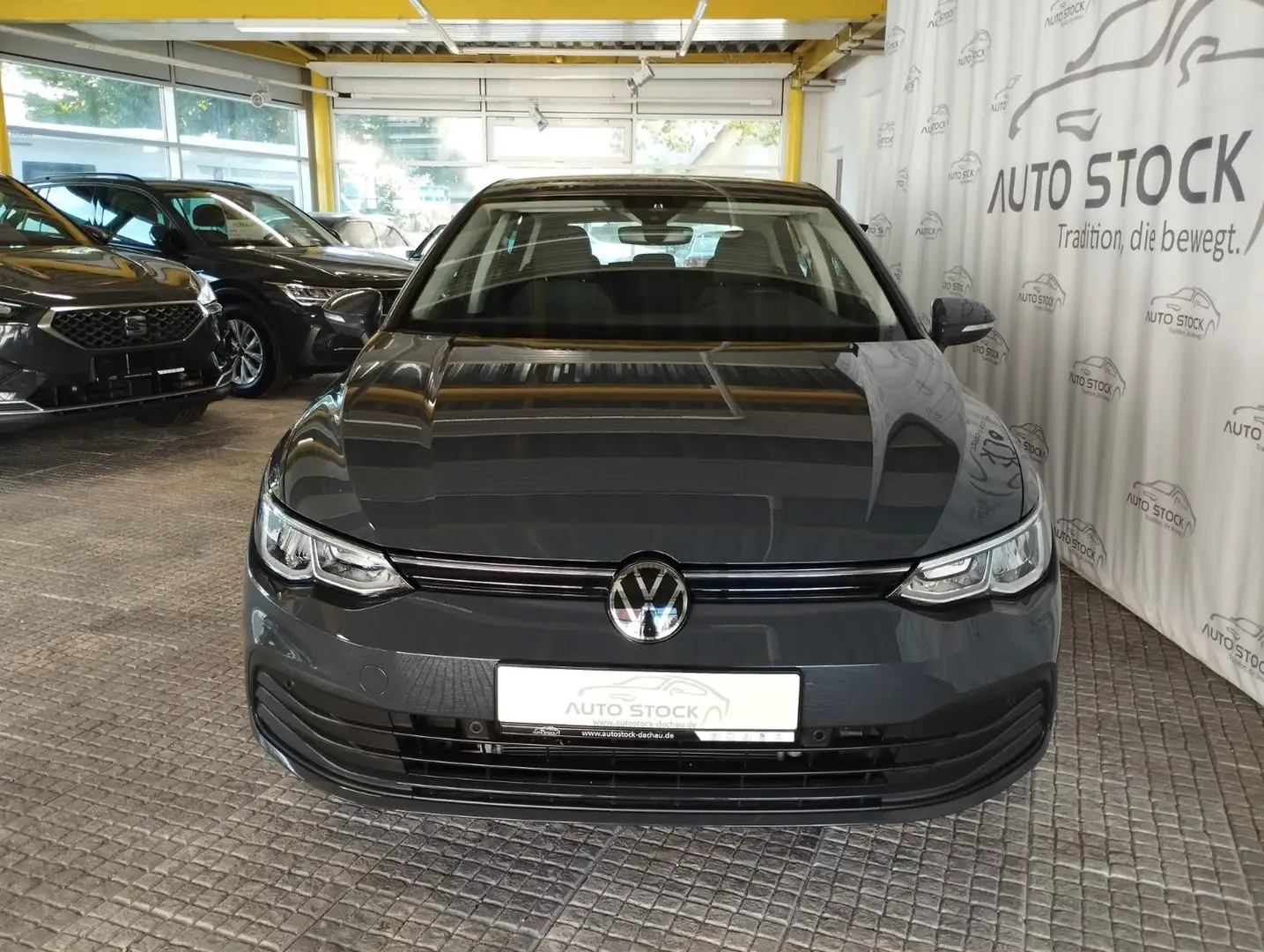 Volkswagen Golf 1.5 TSI Life LED PDC Sitzheiz. App Connect Šedá - 2