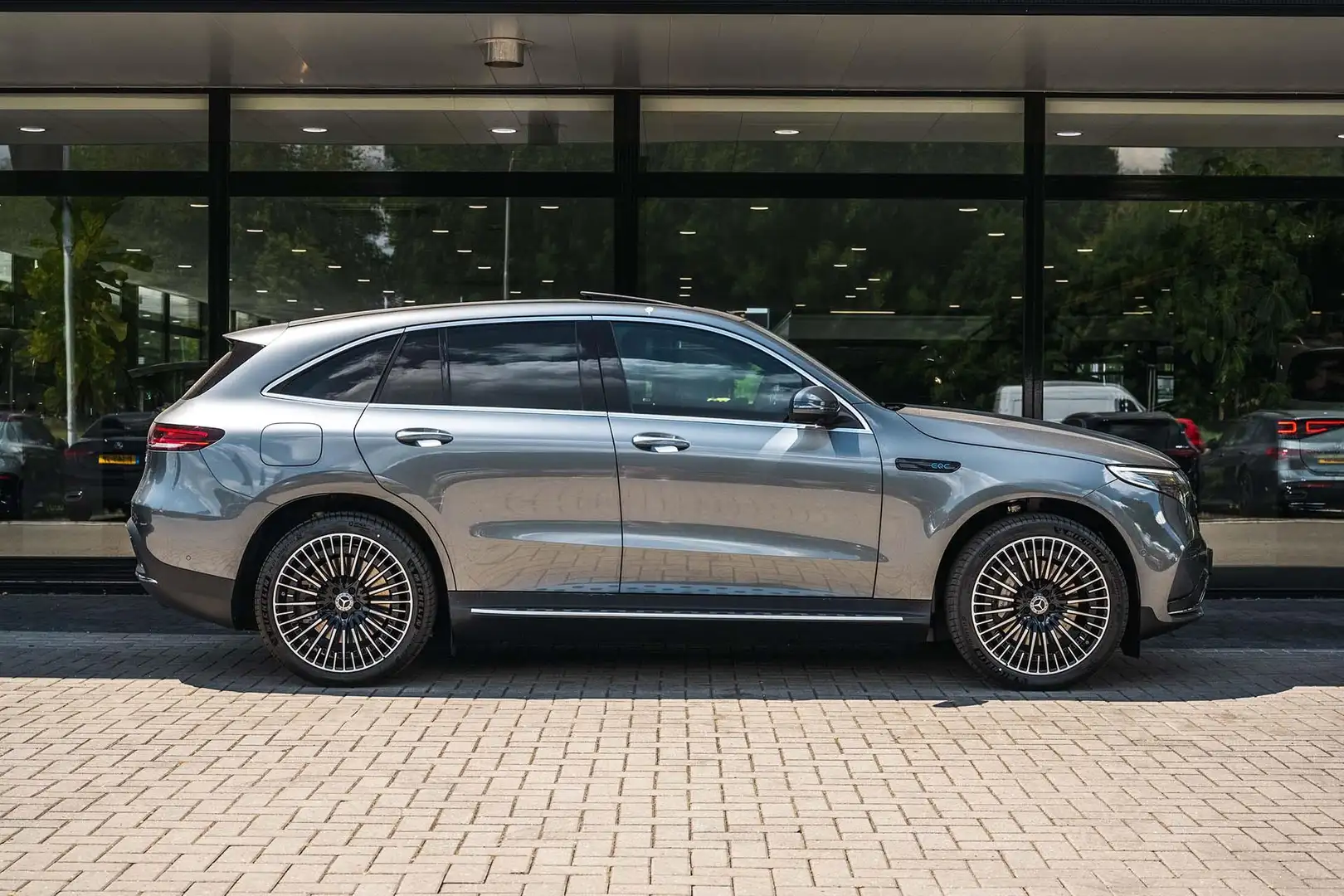 Mercedes-Benz EQC 400 4MATIC AMG Line | Panorama-schuifdak | Trekhaak | Grau - 2