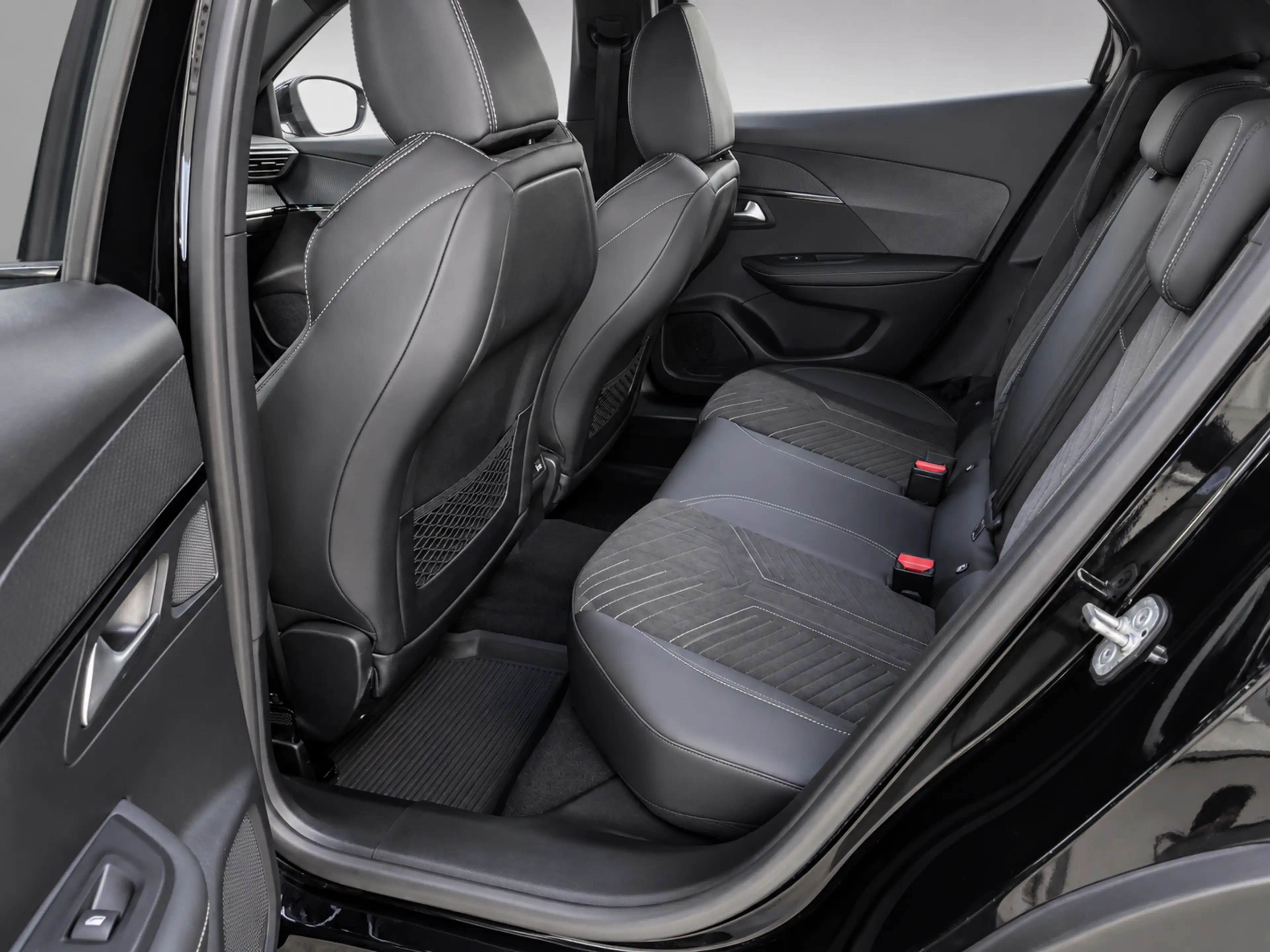 Peugeot 2008 PureTech 130 GT Aut. E-Sitze NAVI CAR PLAY 360° K — photo 9
