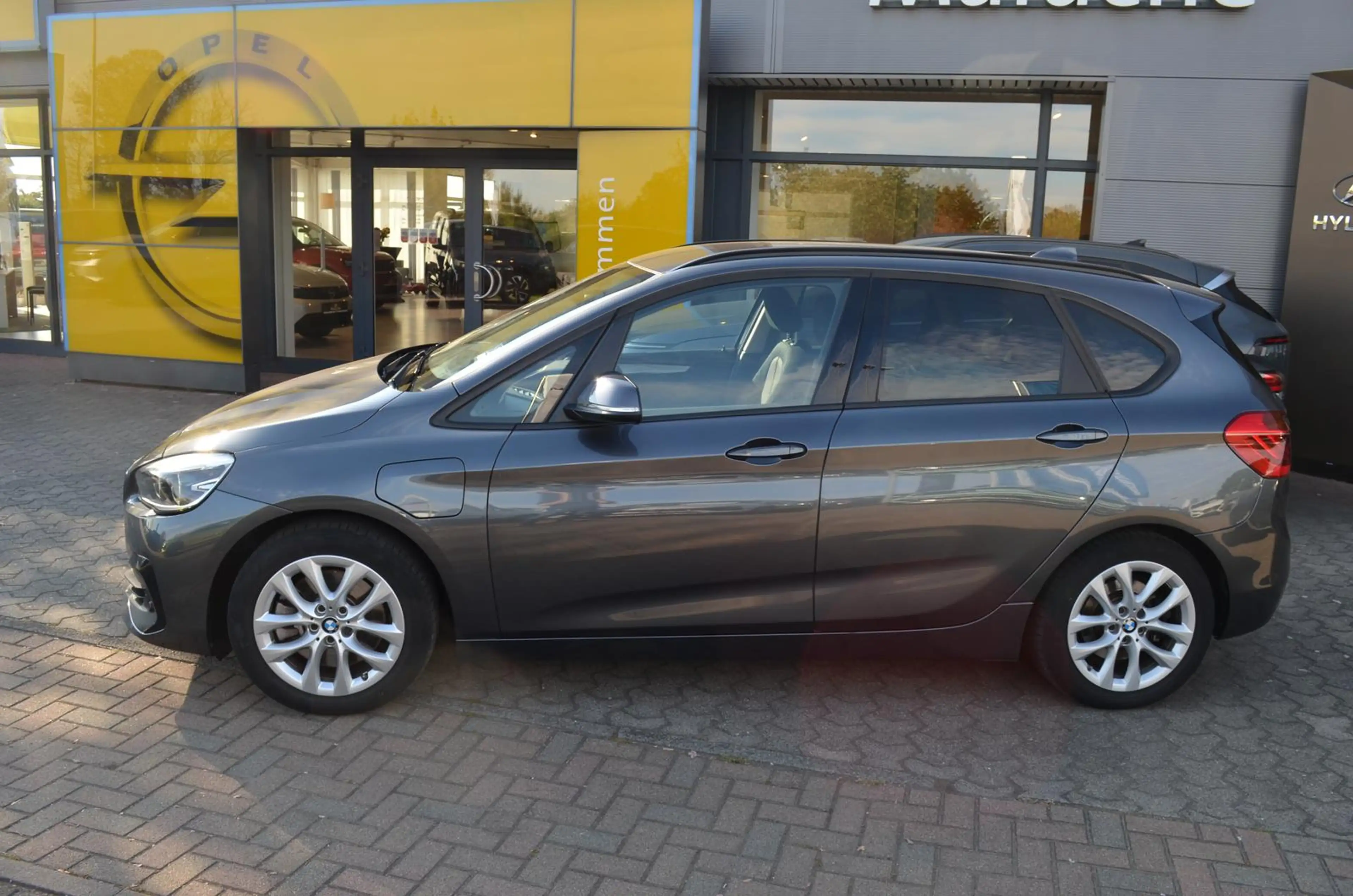 BMW 225 xe Plug-in-Hybrid Allrad Active+WKR — photo 2