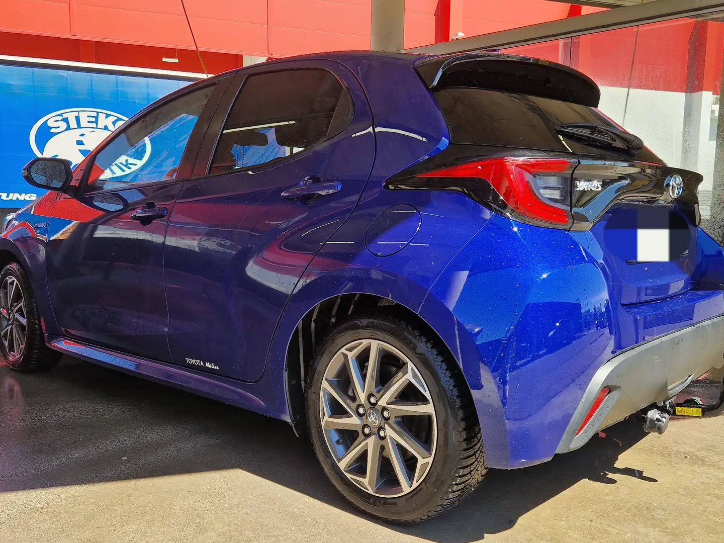Toyota Yaris (AVR)1,5 VVT-i Hybrid plus nagelneuer Anhängevorrichtung Blau - 2