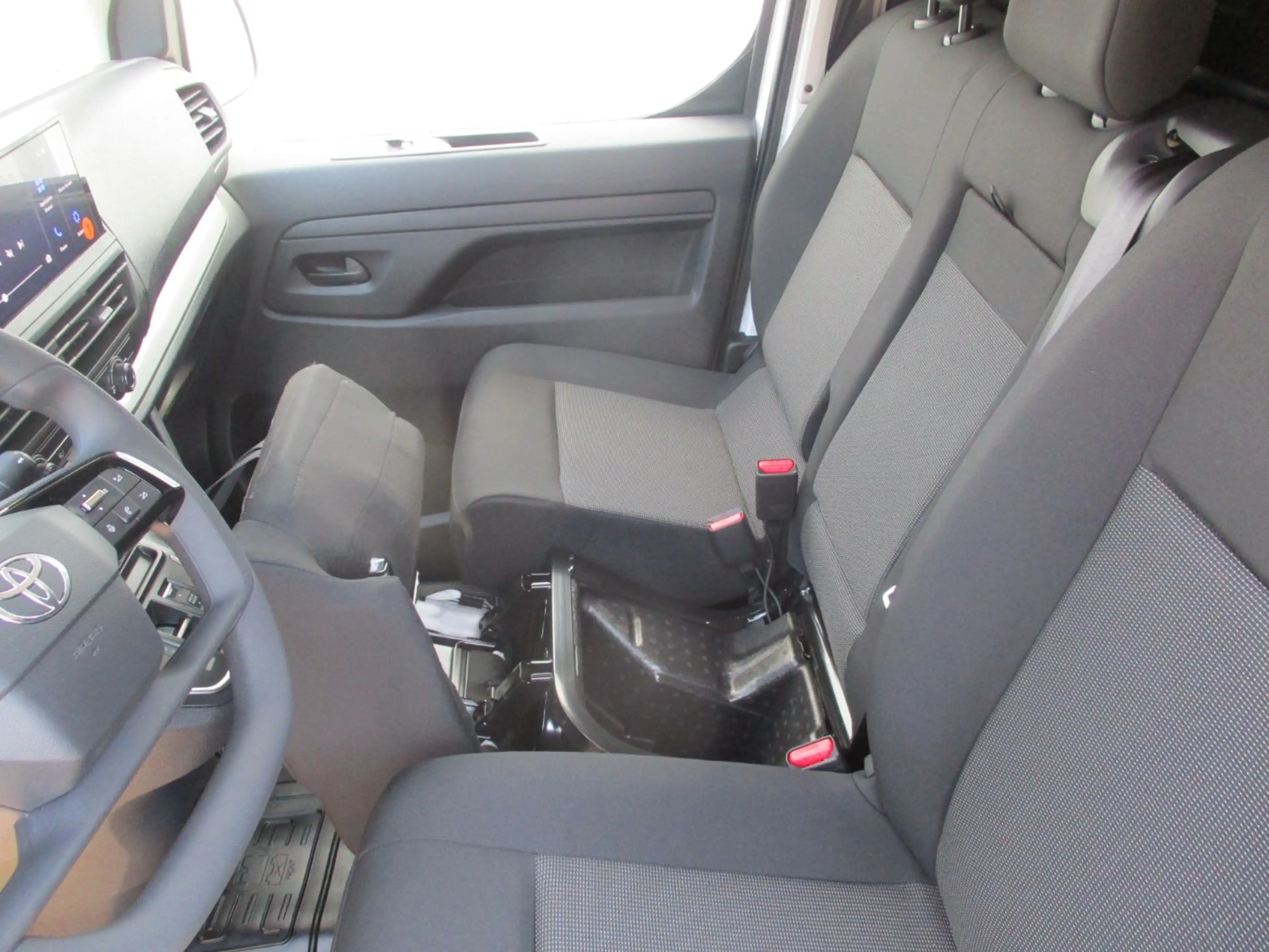 Toyota Proace Kasten 2.2 D-4D L2 Kasten Meister SHZ+PDC — photo 12