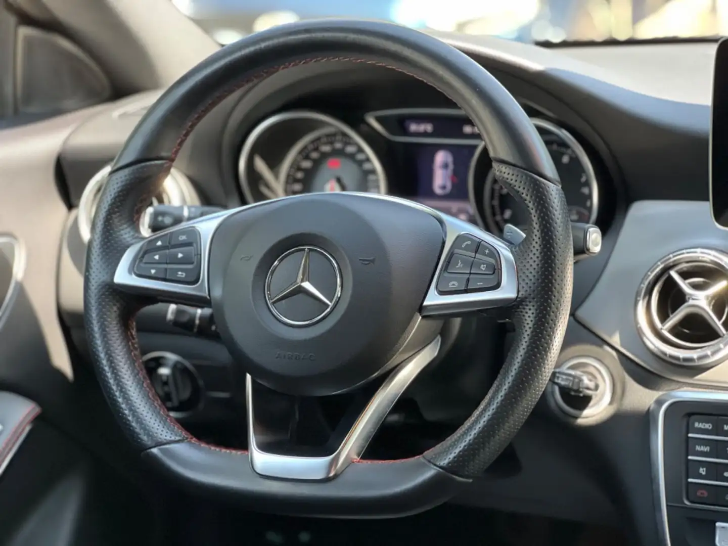 Mercedes-Benz CLA 180 AMG-LINE*LED*NAVI*PDC*SHZ*NIGHT-PAKET* Silber - 2