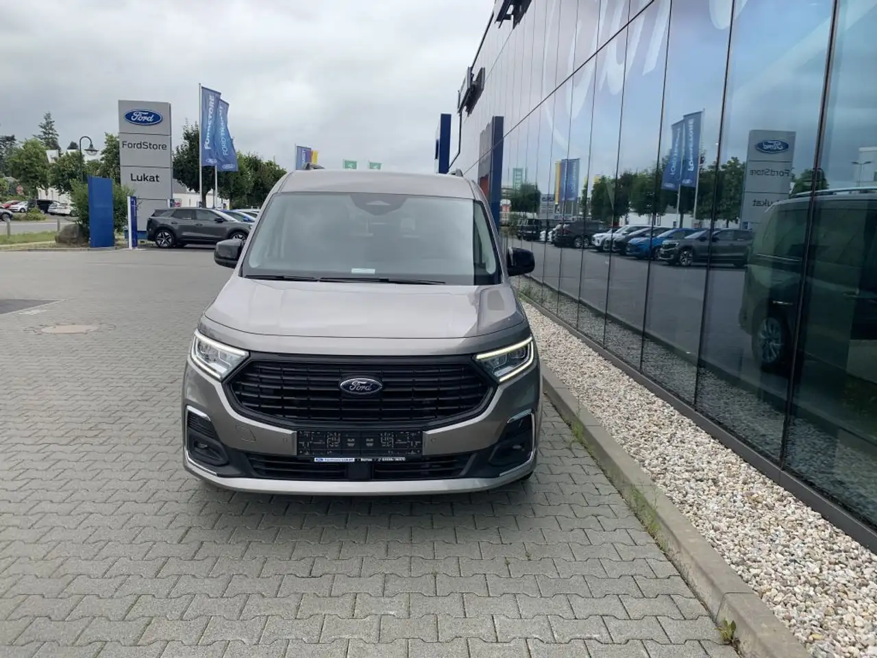 Ford Grand Tourneo 2026 — фото 12