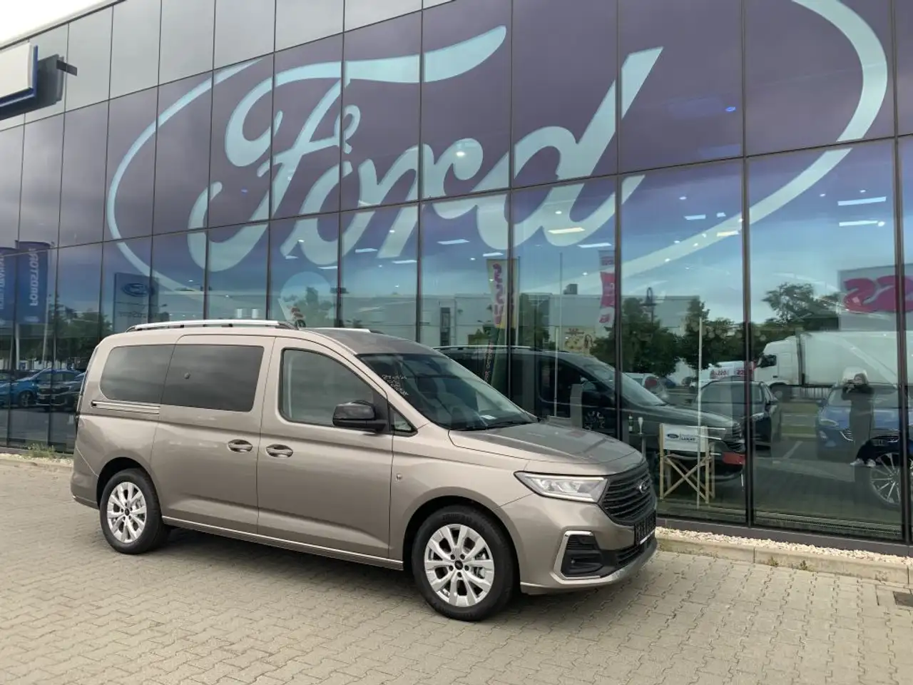 Ford Grand Tourneo 2026 — фото 10