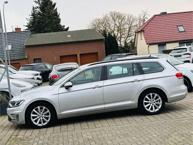 Volkswagen Passat view 4