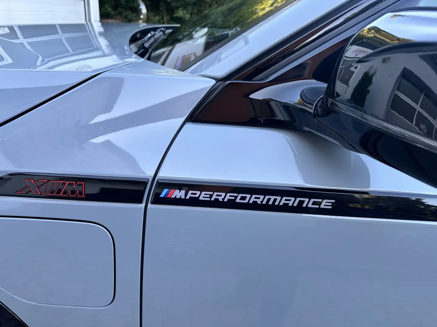 BMW XM XM Individual Red Label B&W 23" TV Performance Grau - 1