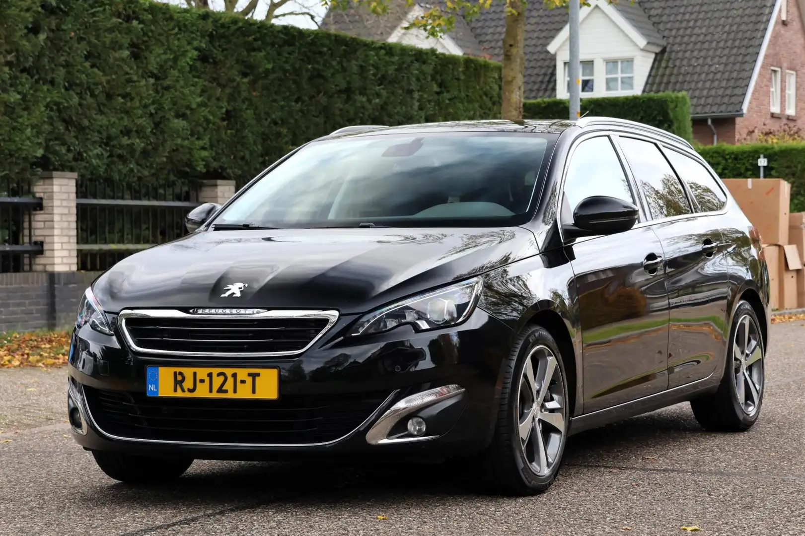 Peugeot 308 SW 1.2 PureTech Blue Lease GT-line | PANO | NAVI | Zwart - 1