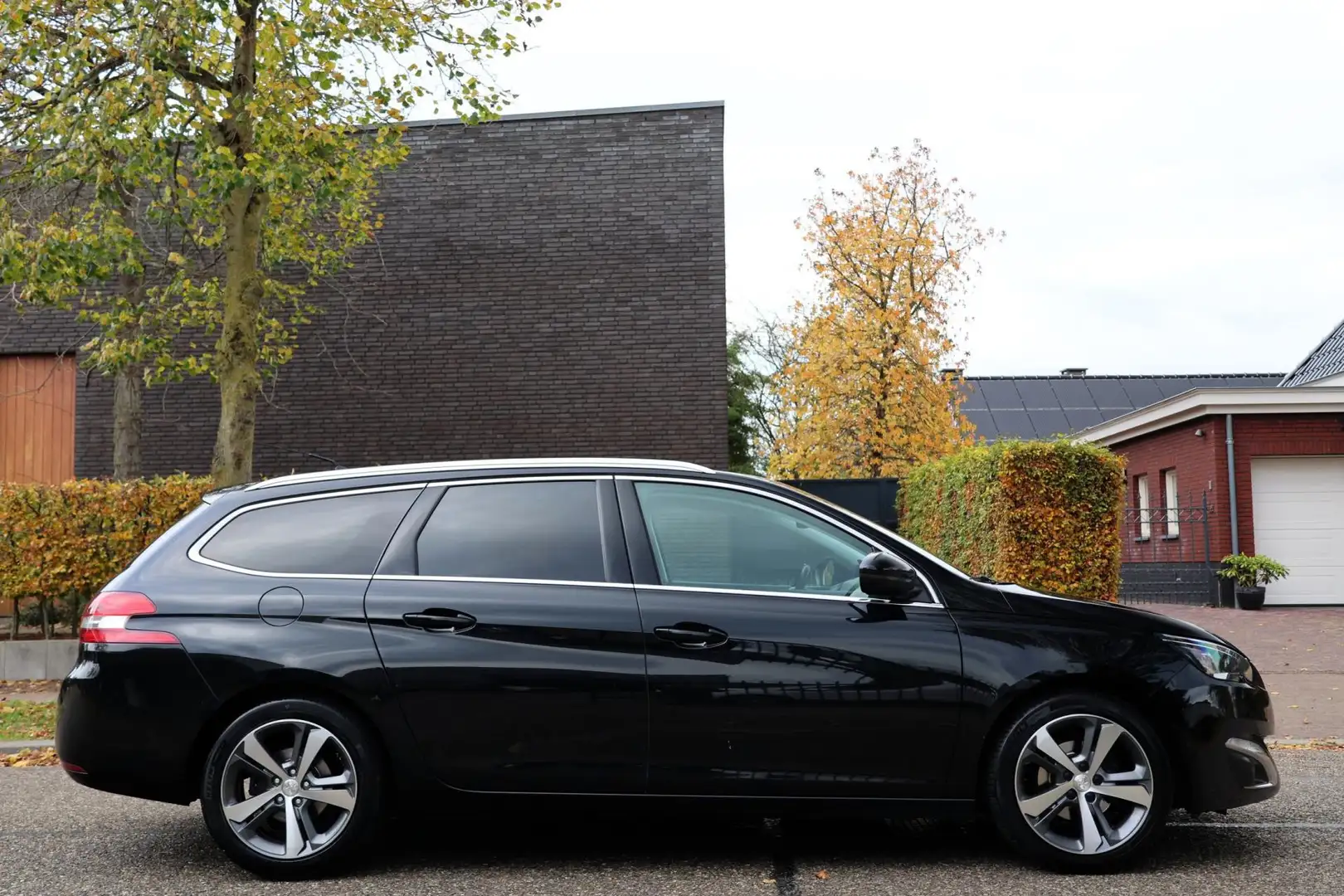 Peugeot 308 SW 1.2 PureTech Blue Lease GT-line | PANO | NAVI | Zwart - 2