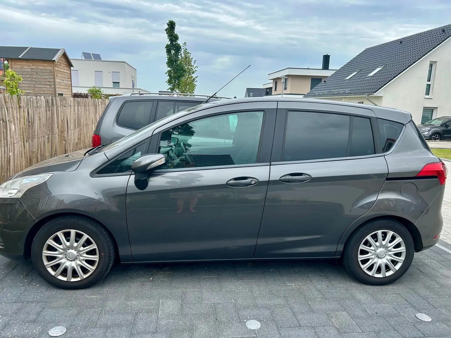 Ford B-Max B-MAX 1.0 EcoBoost SYNC Edition Grau - 1