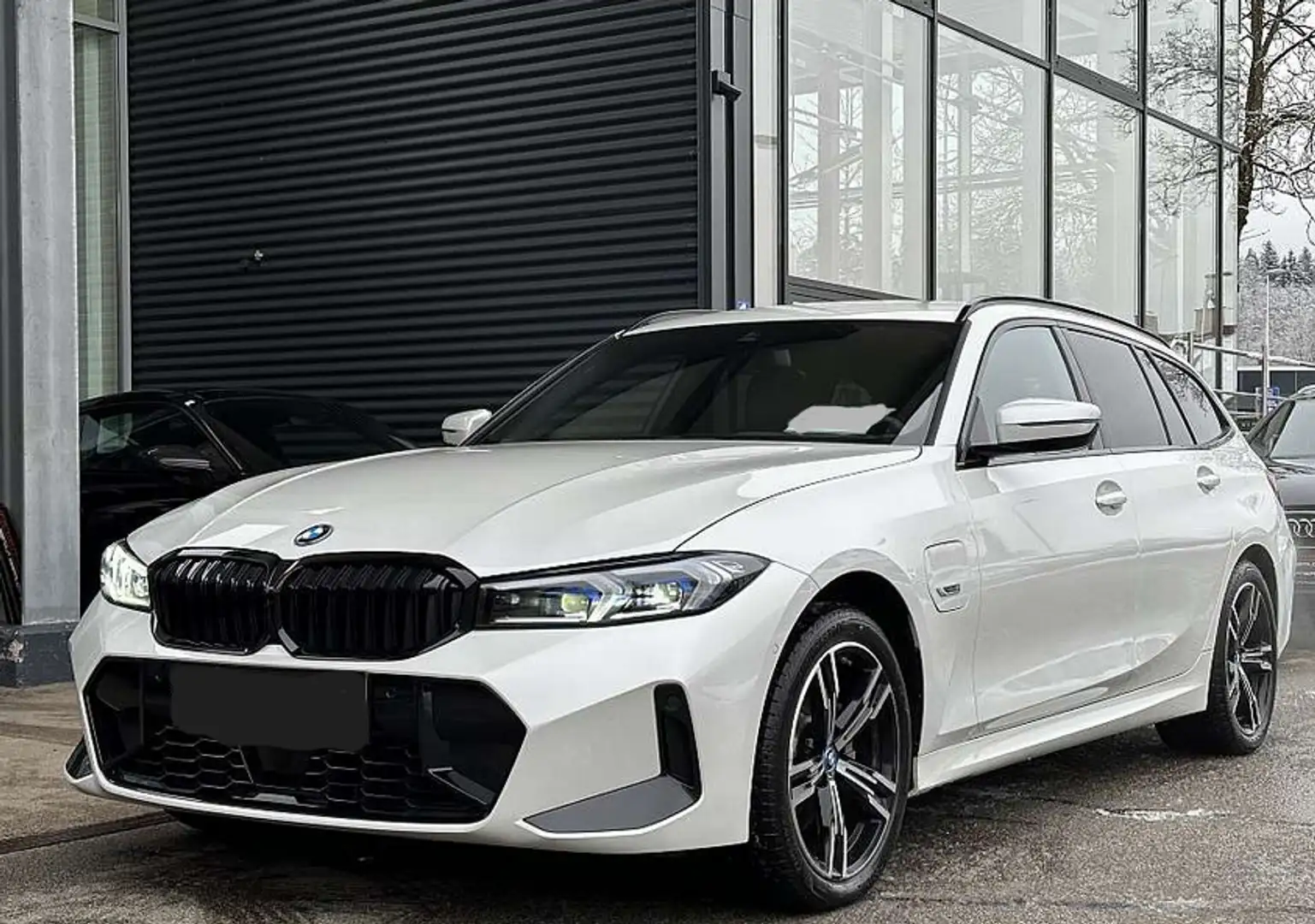 BMW 330 330e PHEV xDrive Touring Aut. Weiß - 1