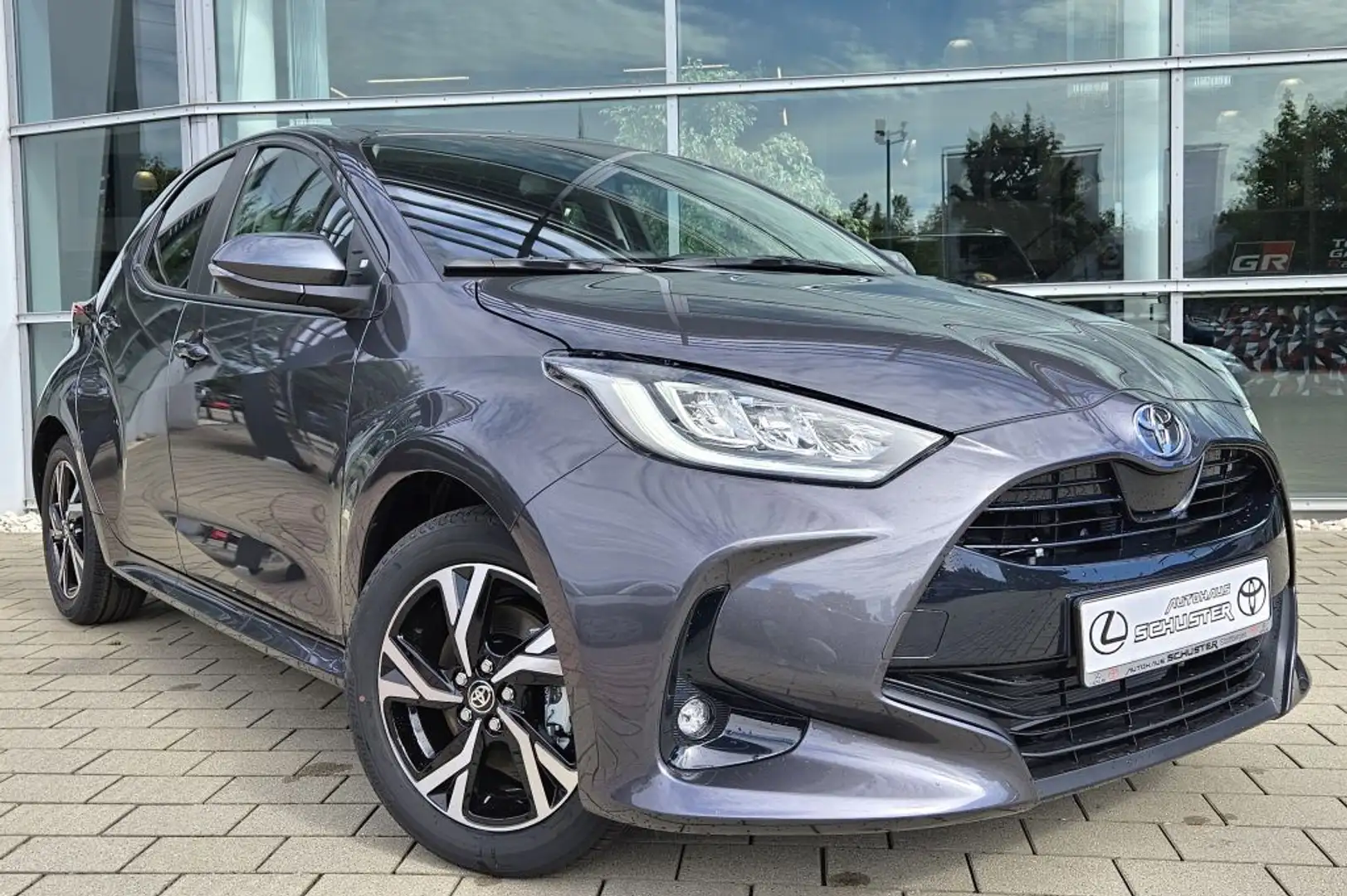 Toyota Yaris Hybrid 116 1.5 VVT-i Team Deutschland*Comfort Pake Grijs - 2