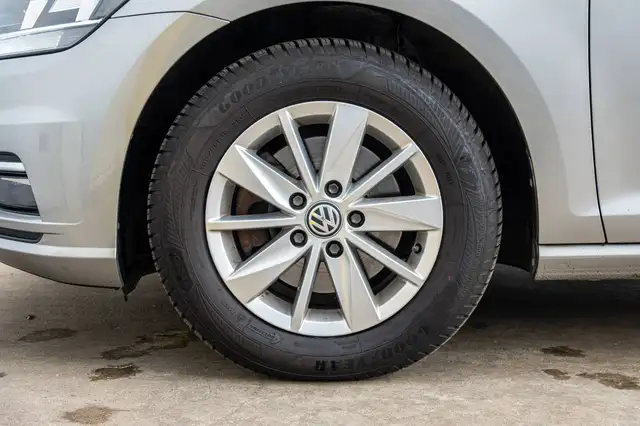 Volkswagen Golf view 6
