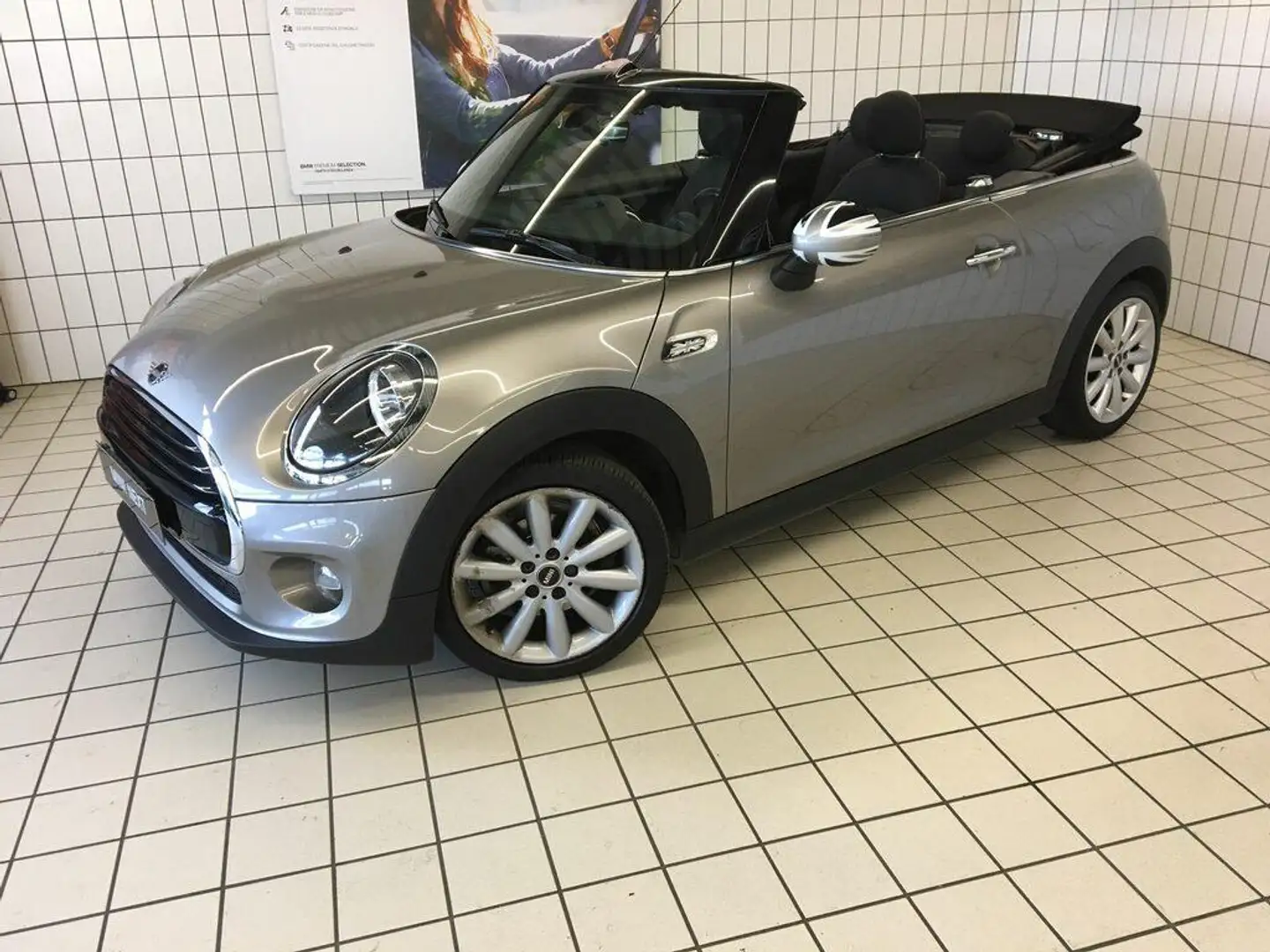 MINI Cooper D Cabrio 1.5 Cooper D Boost Auto srebrna - 1