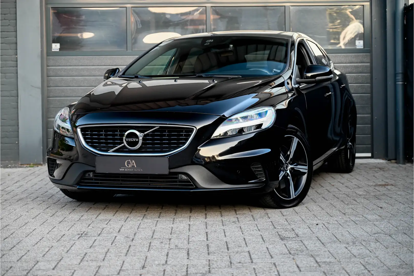 Volvo V40 1.5 T3 Polar + R Design + Sport, Pano Noir - 1
