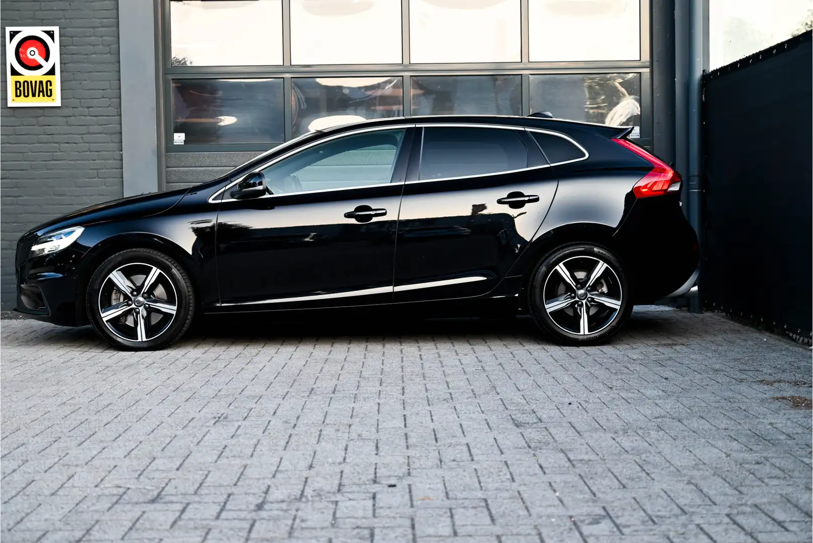 Volvo V40 1.5 T3 Polar + R Design + Sport, Pano Noir - 2