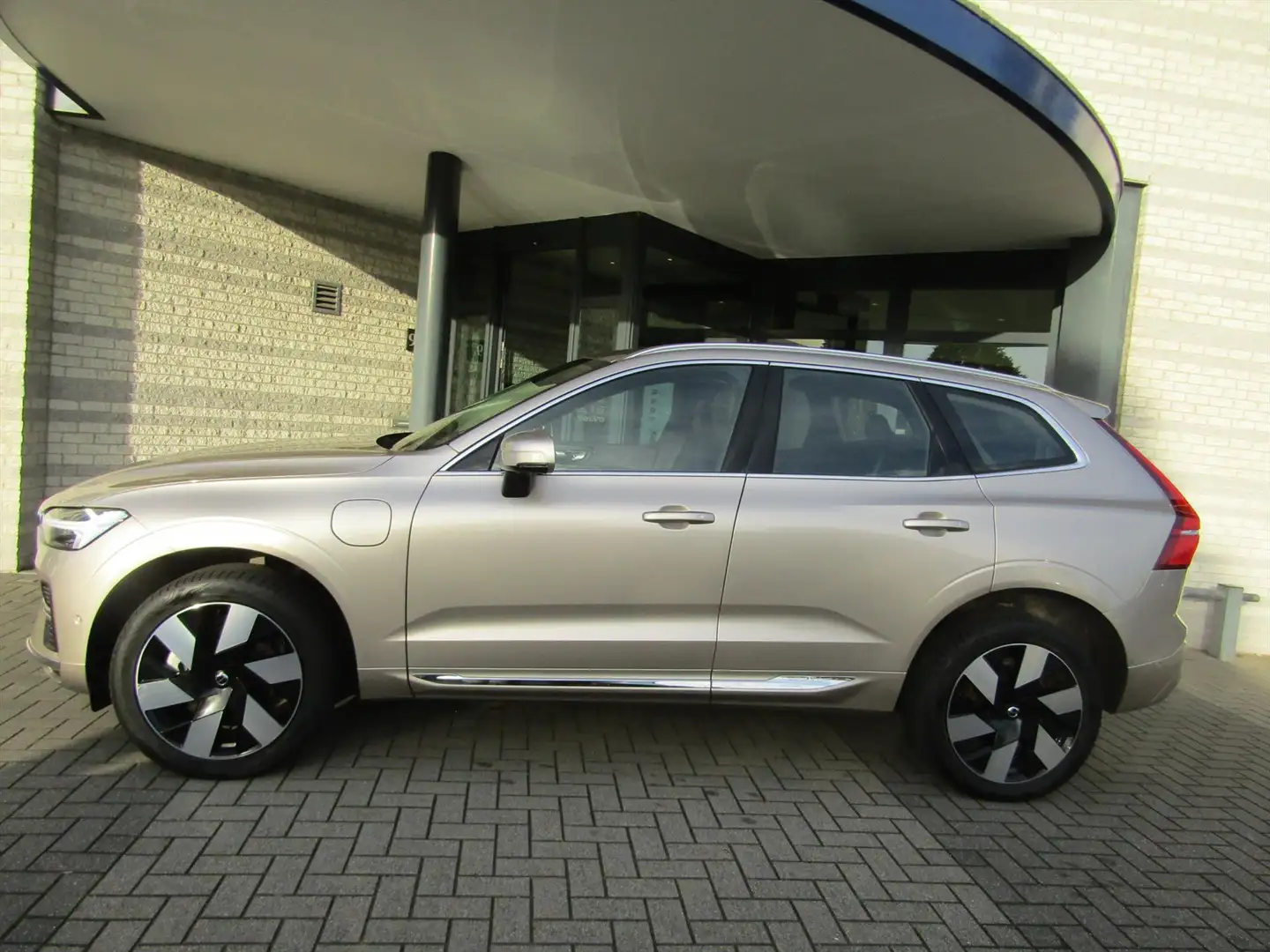 Volvo XC60 T6 Plug-In Hybrid 350pk Aut AWD Ultimate Bright | Grijs - 2