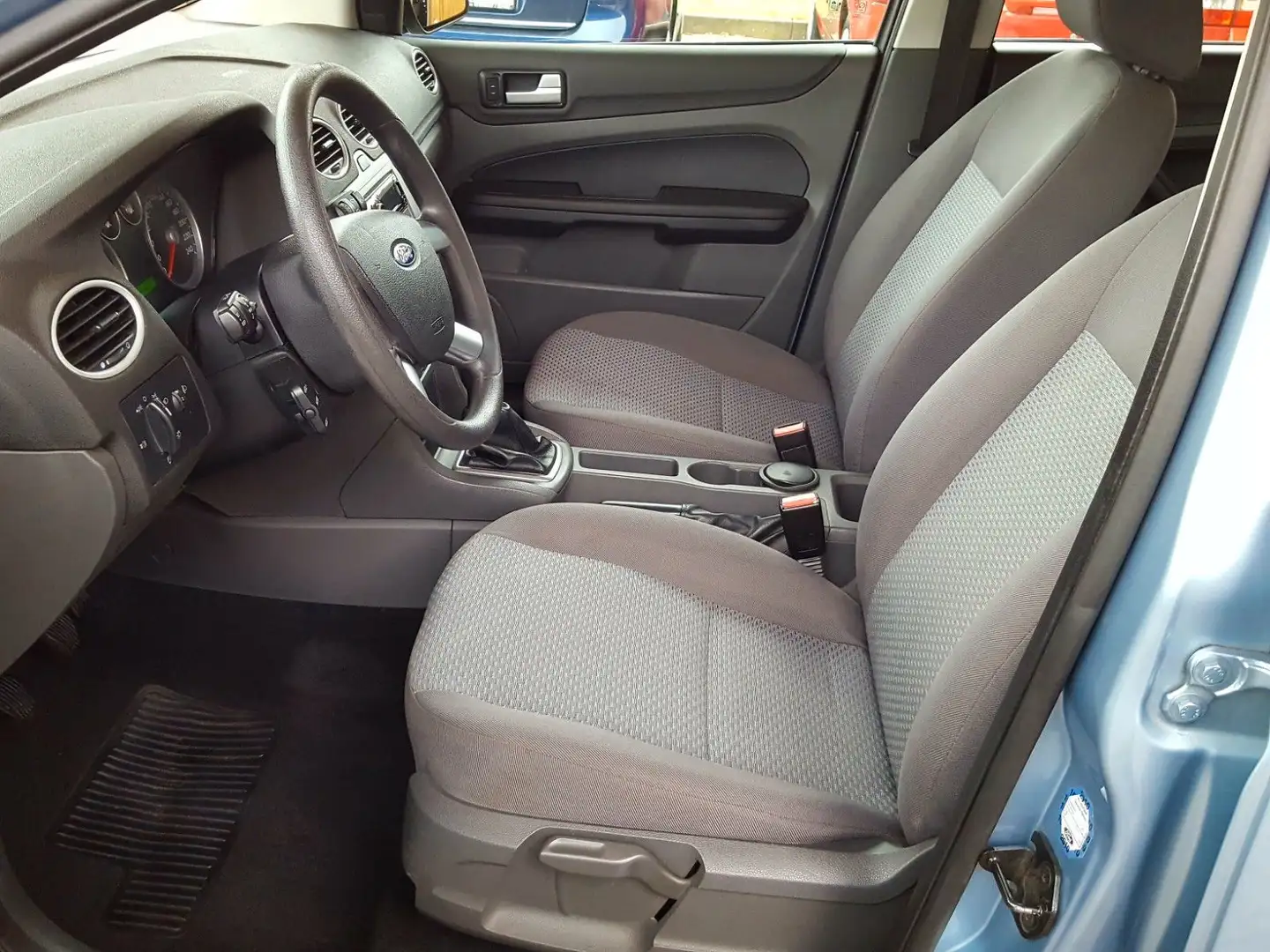 Ford Focus Lim. Trend Silber - 2