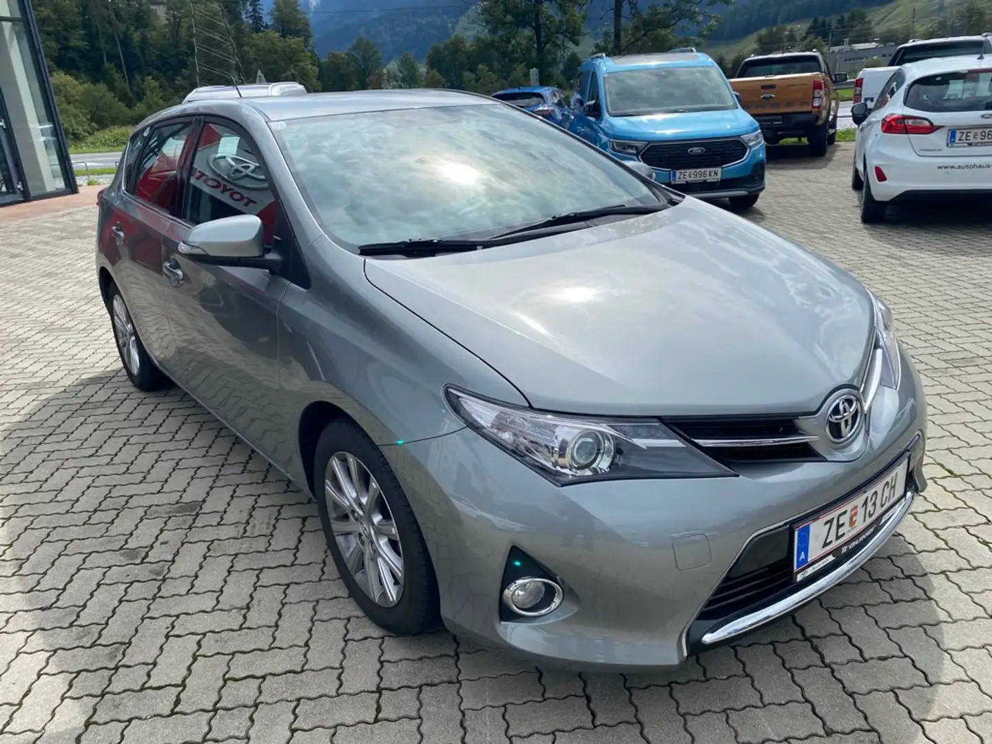 Toyota Auris 1,33 dVVT-i Active Grau - 2