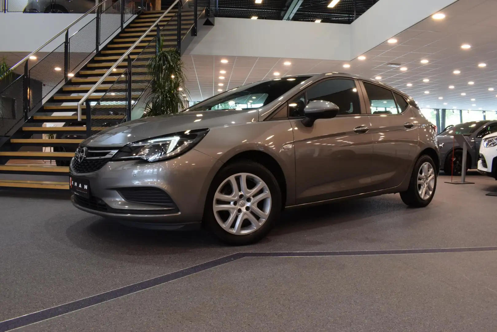Opel Astra 1.0 Edition EcoFlex - Parkeersensor - Navigatie Bruin - 1