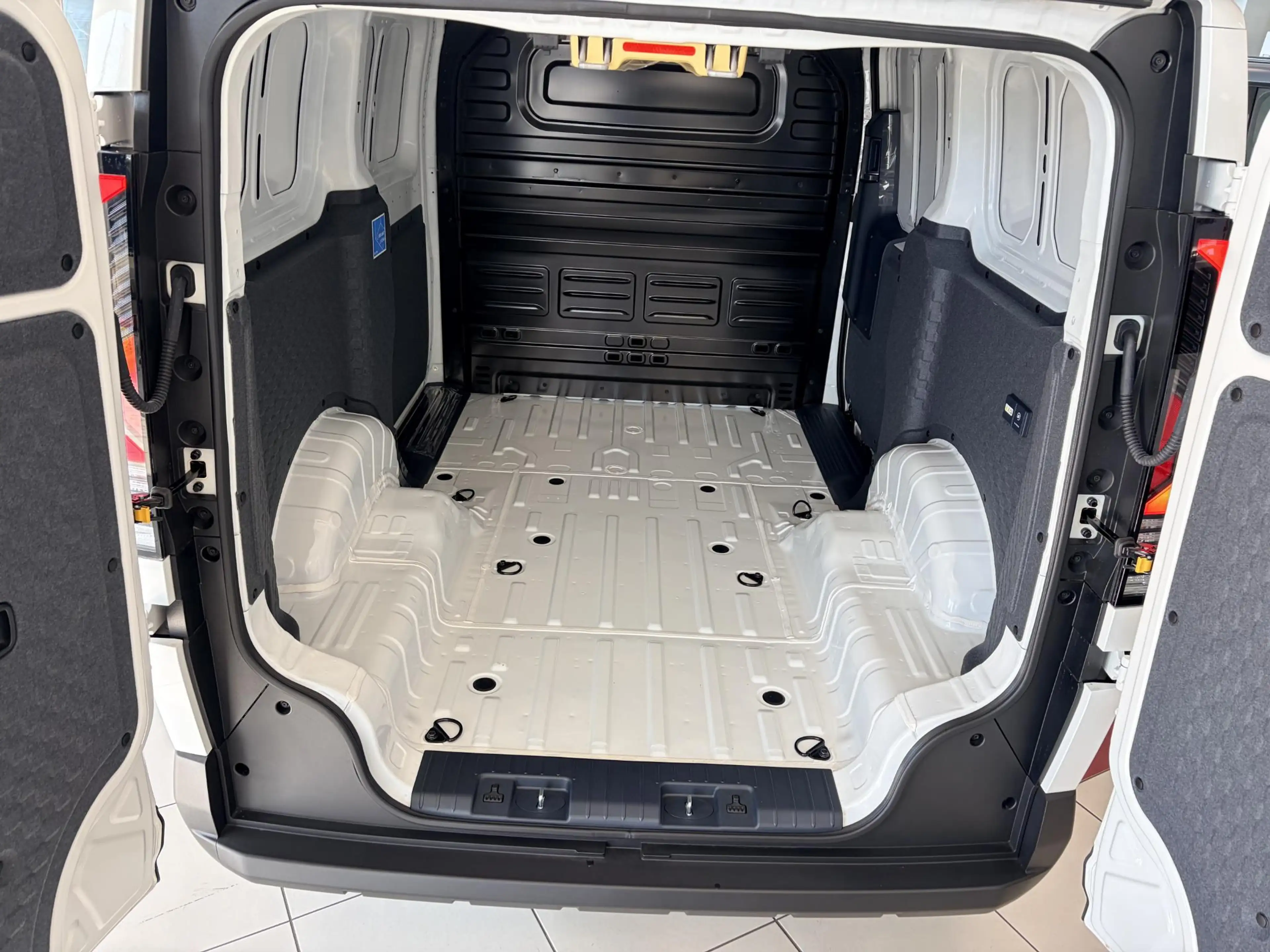Kia PV5 Cargo L2H1 3D Elite Executive 71.2 kWh | Direct leverbaa — photo 6