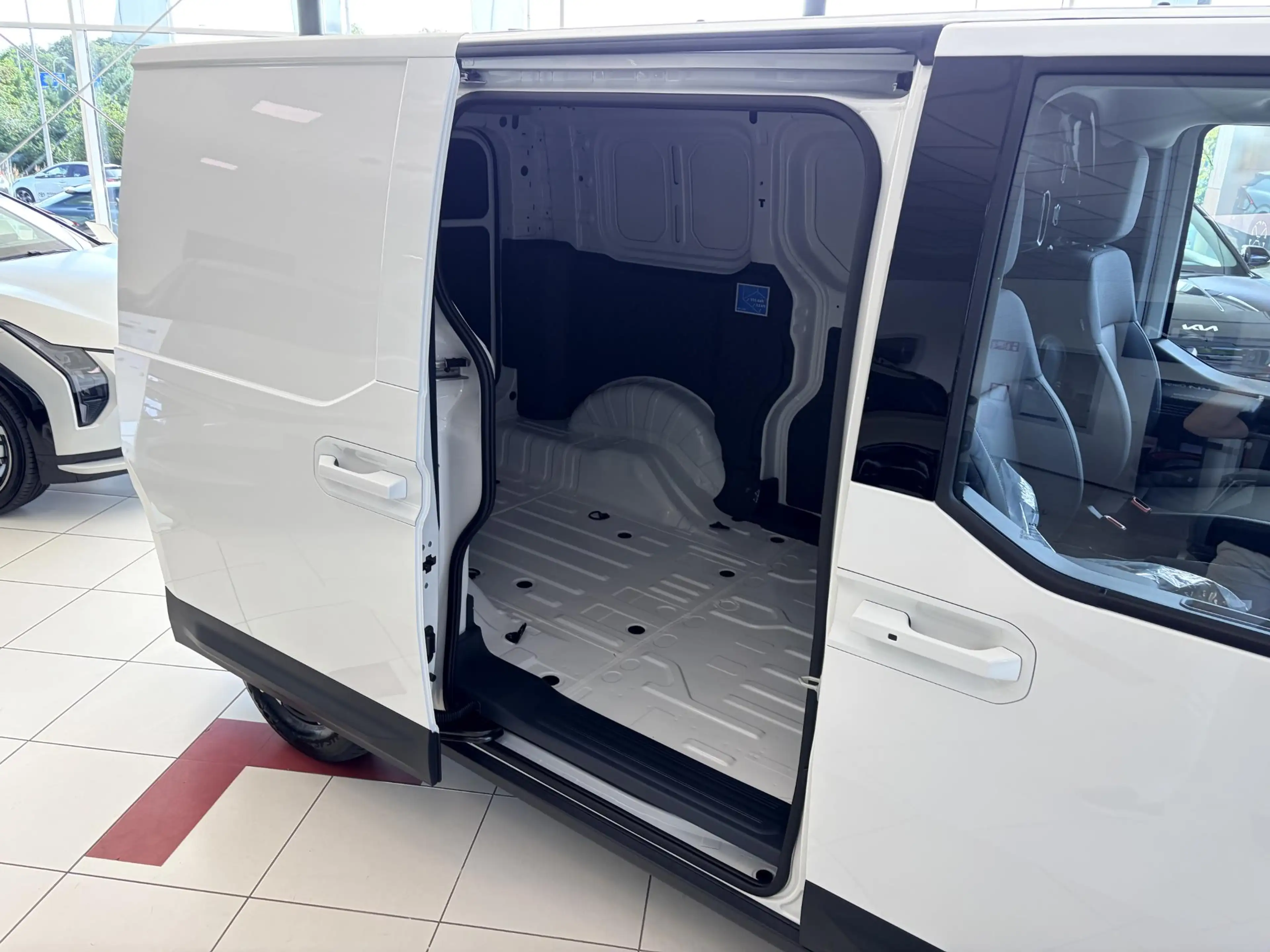 Kia PV5 Cargo L2H1 3D Elite Executive 71.2 kWh | Direct leverbaa — photo 5