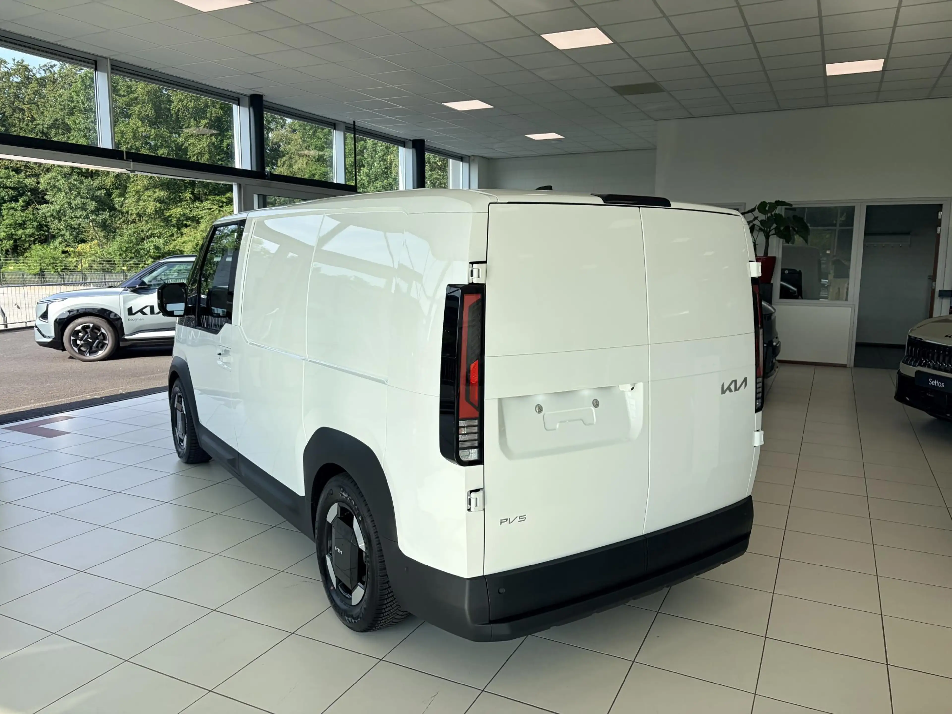 Kia PV5 Cargo L2H1 3D Elite Executive 71.2 kWh | Direct leverbaa — photo 4