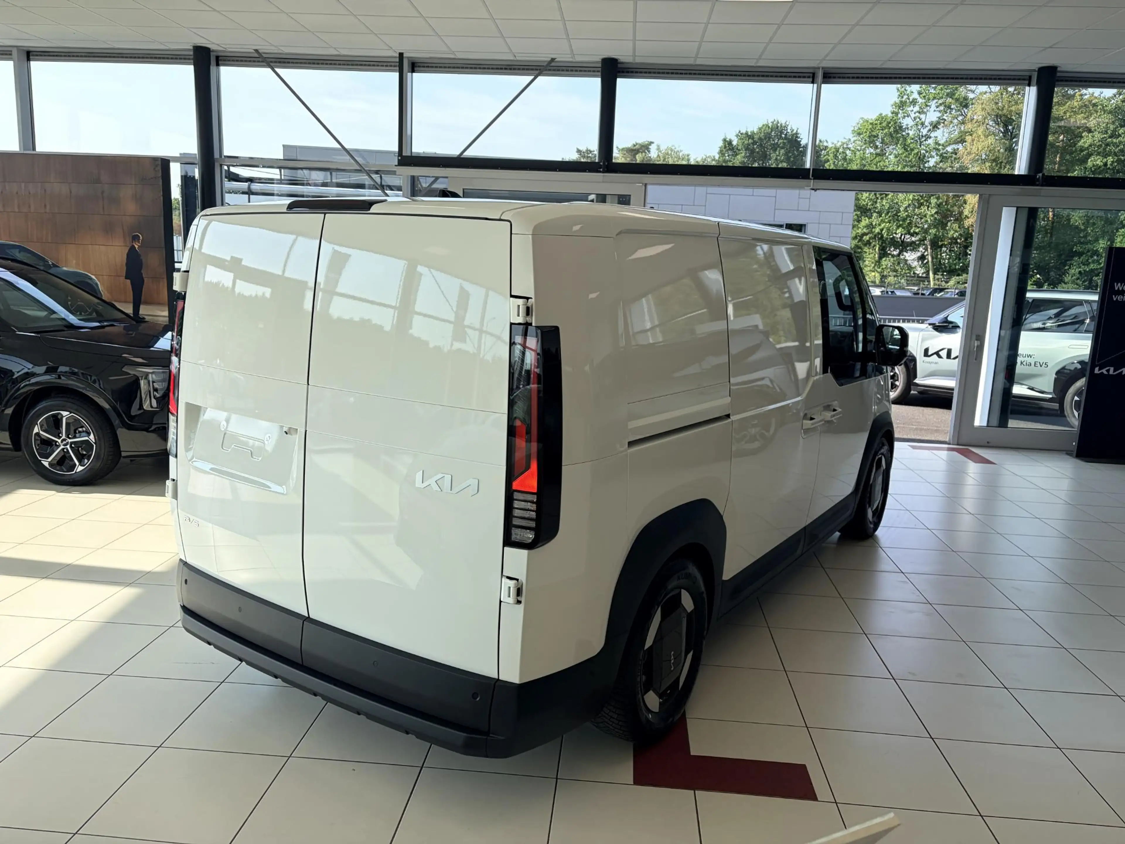 Kia PV5 Cargo L2H1 3D Elite Executive 71.2 kWh | Direct leverbaa — photo 3