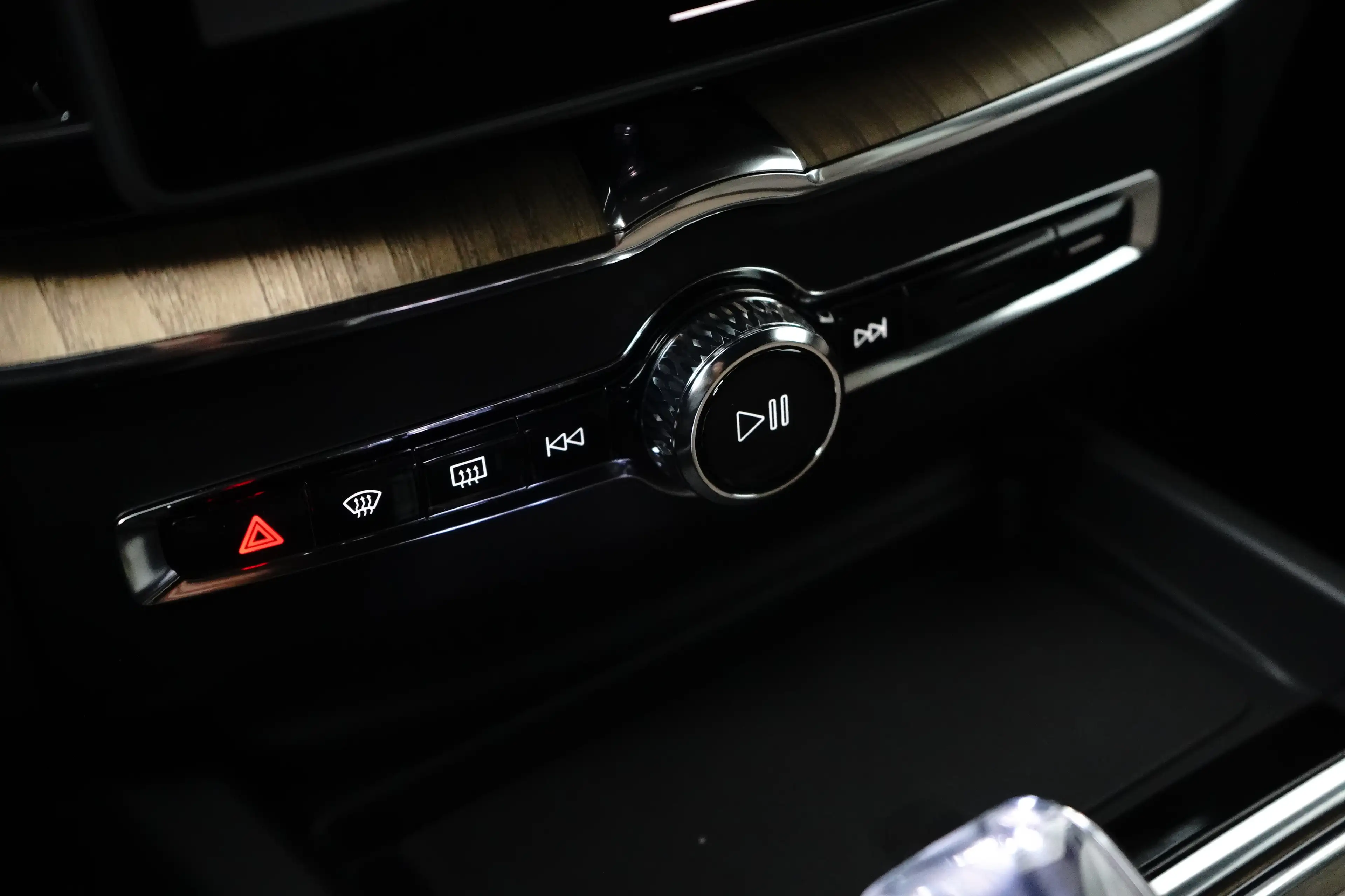 Volvo XC60 Plus Dark Recharge Plug-In Hybrid AWD | Harman/Kar — photo 21