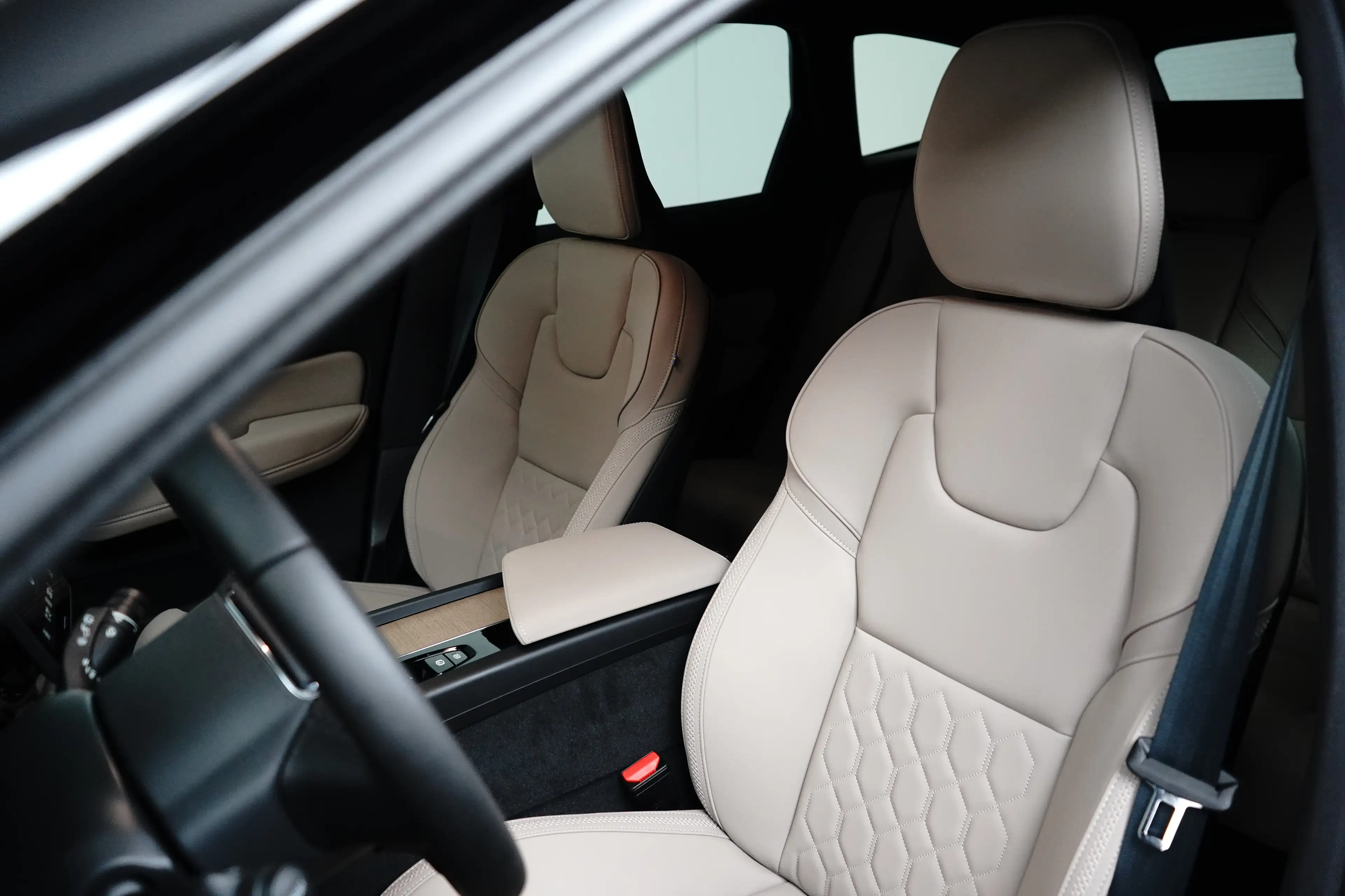Volvo XC60 Plus Dark Recharge Plug-In Hybrid AWD | Harman/Kar — photo 10