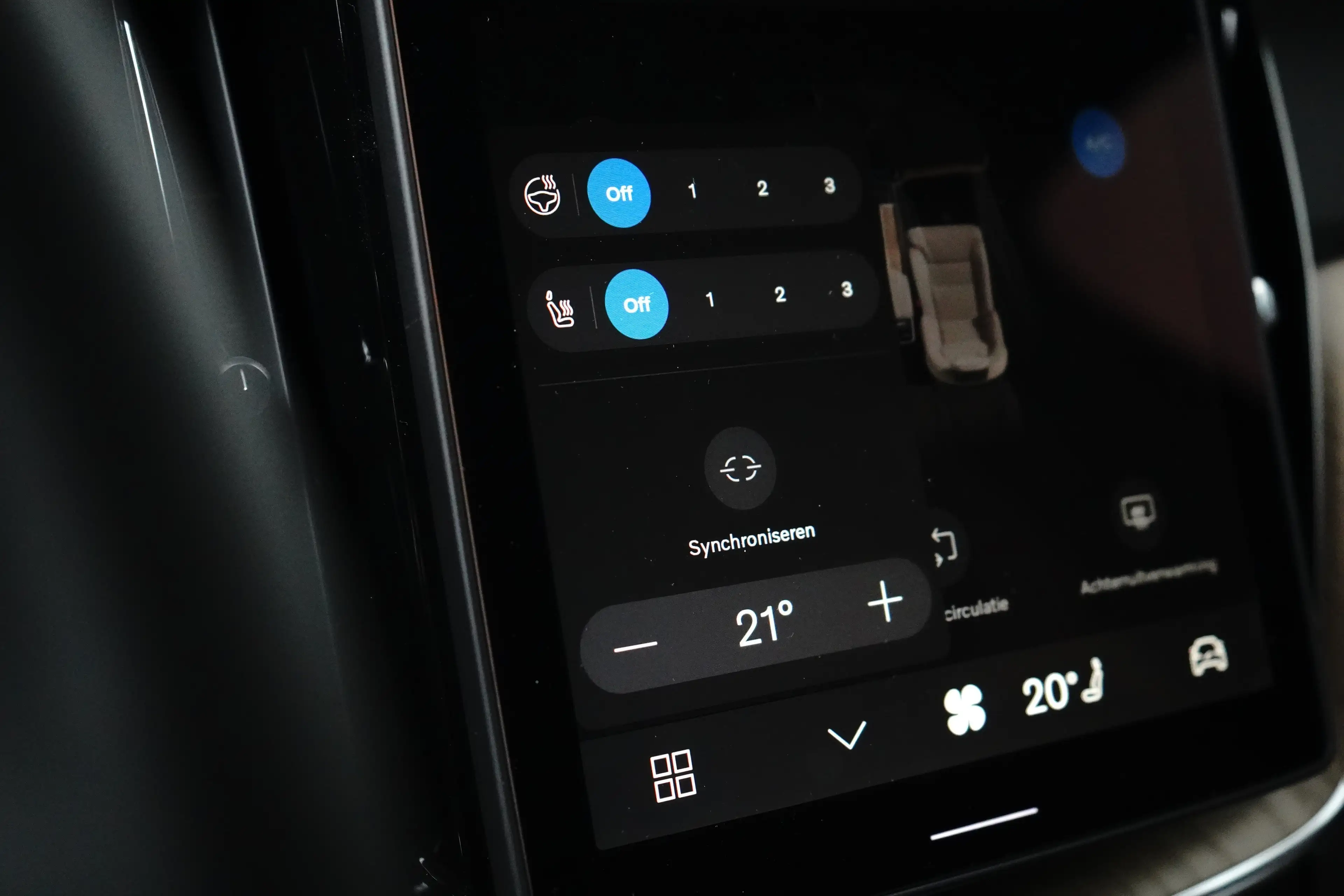 Volvo XC60 Plus Dark Recharge Plug-In Hybrid AWD | Harman/Kar — photo 20