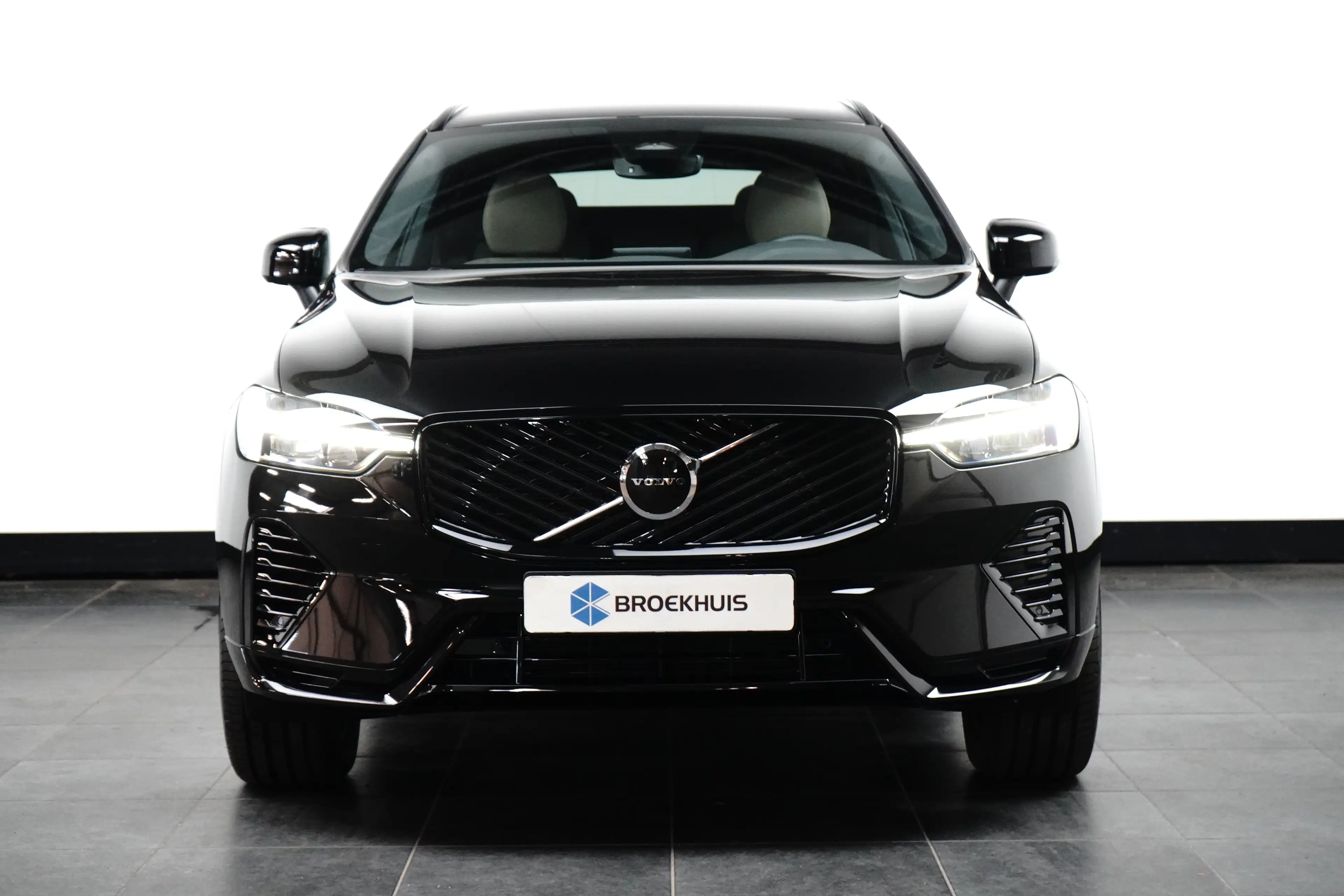 Volvo XC60 Plus Dark Recharge Plug-In Hybrid AWD | Harman/Kar — photo 29
