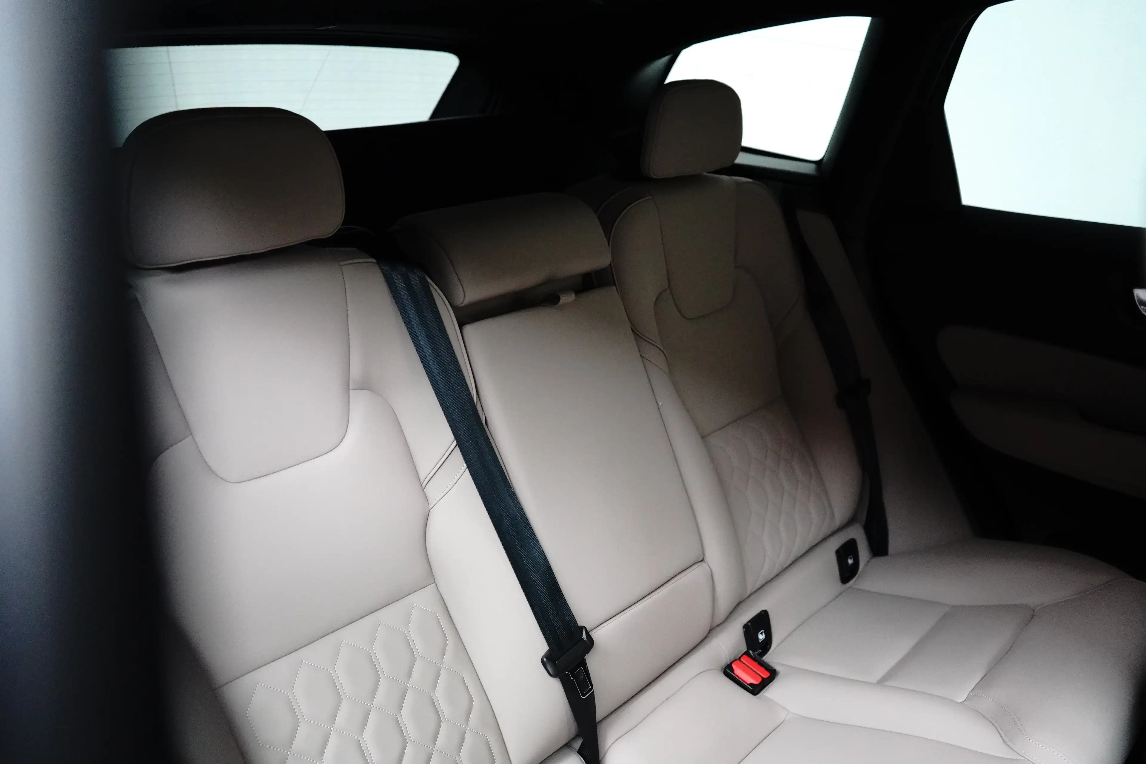 Volvo XC60 Plus Dark Recharge Plug-In Hybrid AWD | Harman/Kar — photo 5