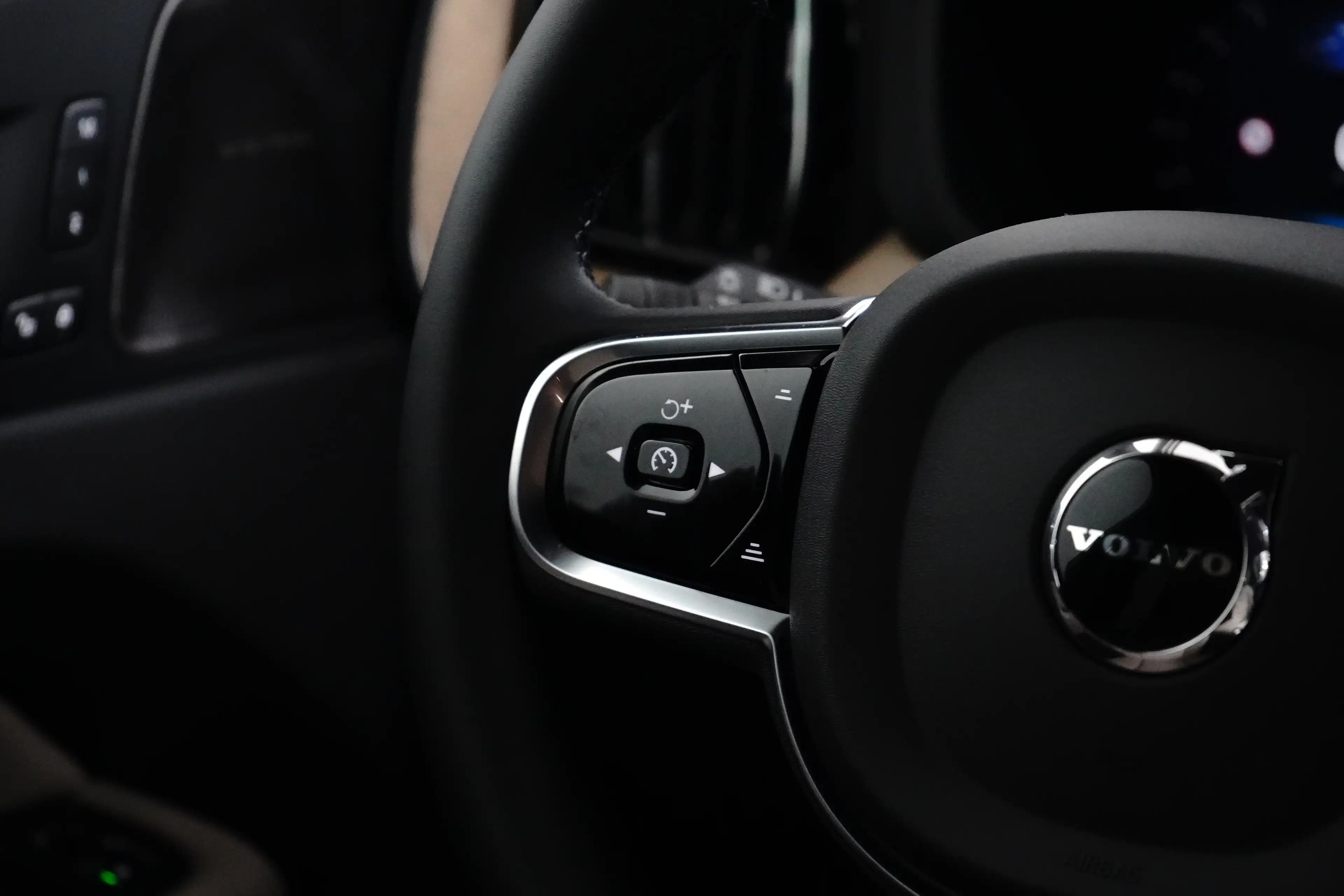 Volvo XC60 Plus Dark Recharge Plug-In Hybrid AWD | Harman/Kar — photo 15
