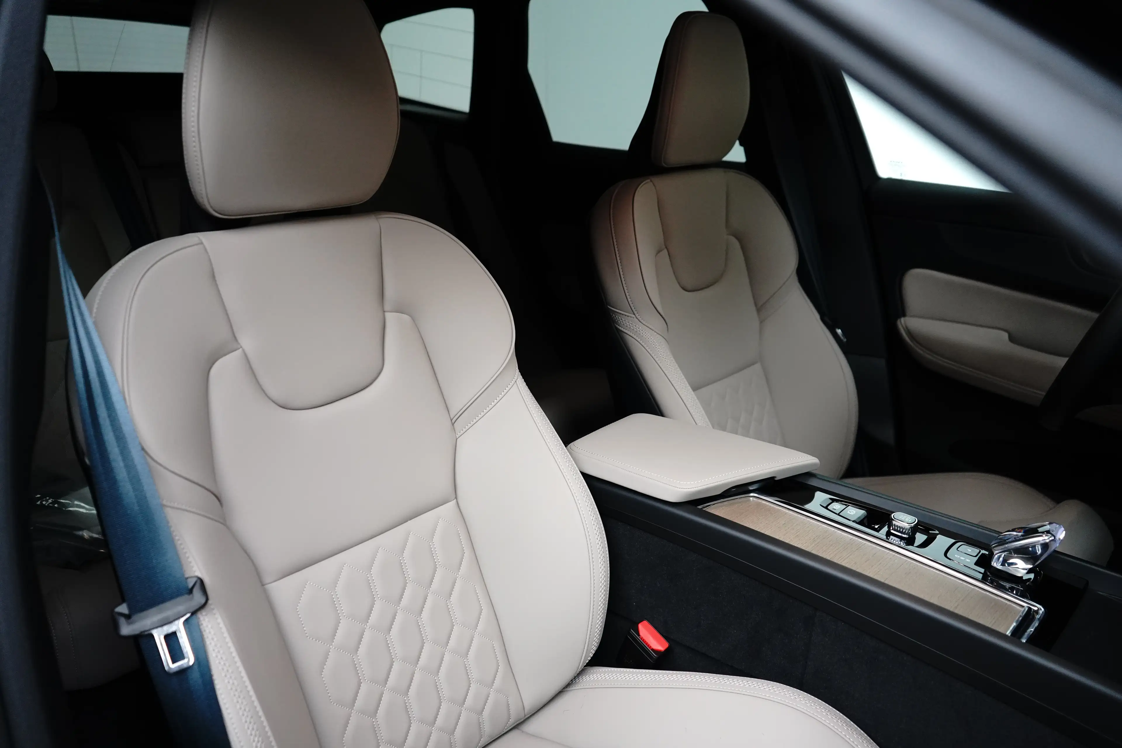 Volvo XC60 Plus Dark Recharge Plug-In Hybrid AWD | Harman/Kar — photo 4