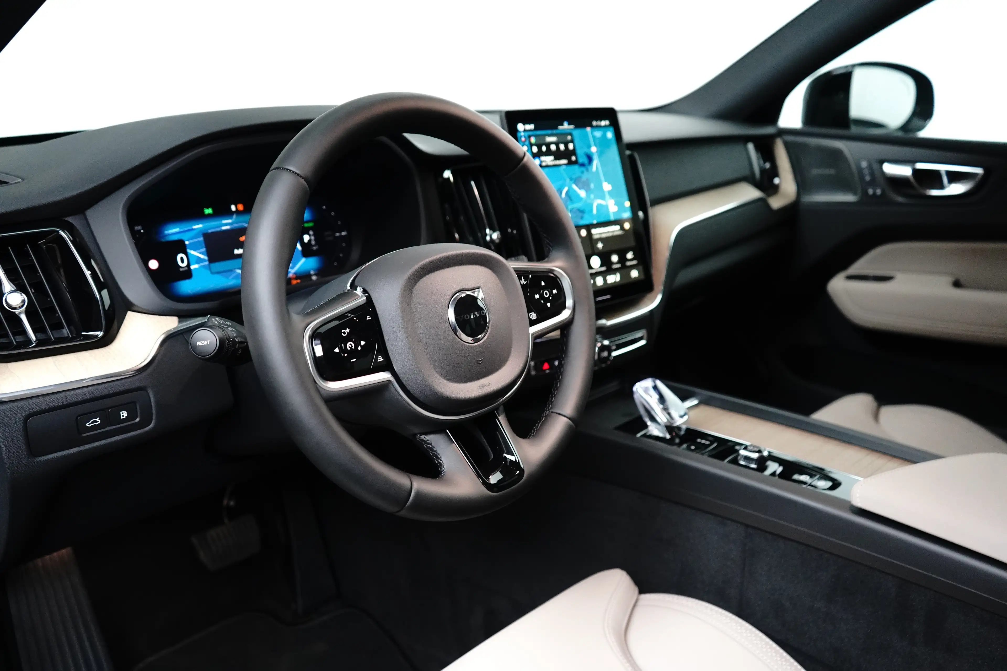 Volvo XC60 Plus Dark Recharge Plug-In Hybrid AWD | Harman/Kar — photo 25
