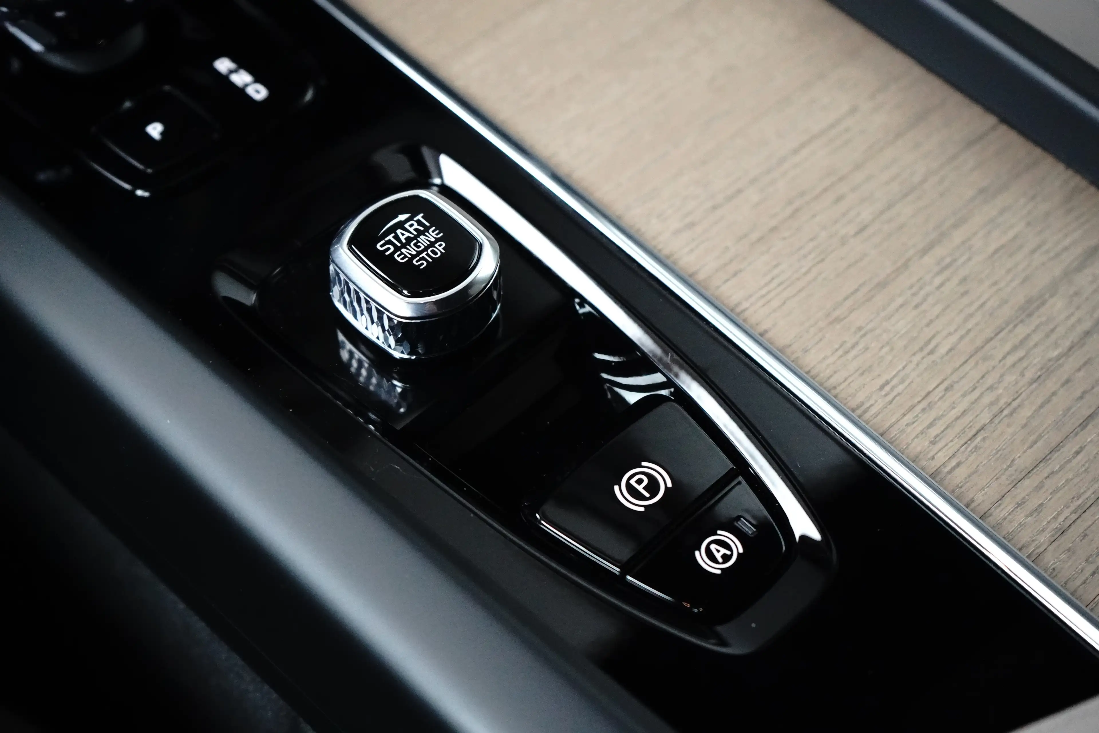 Volvo XC60 Plus Dark Recharge Plug-In Hybrid AWD | Harman/Kar — photo 23