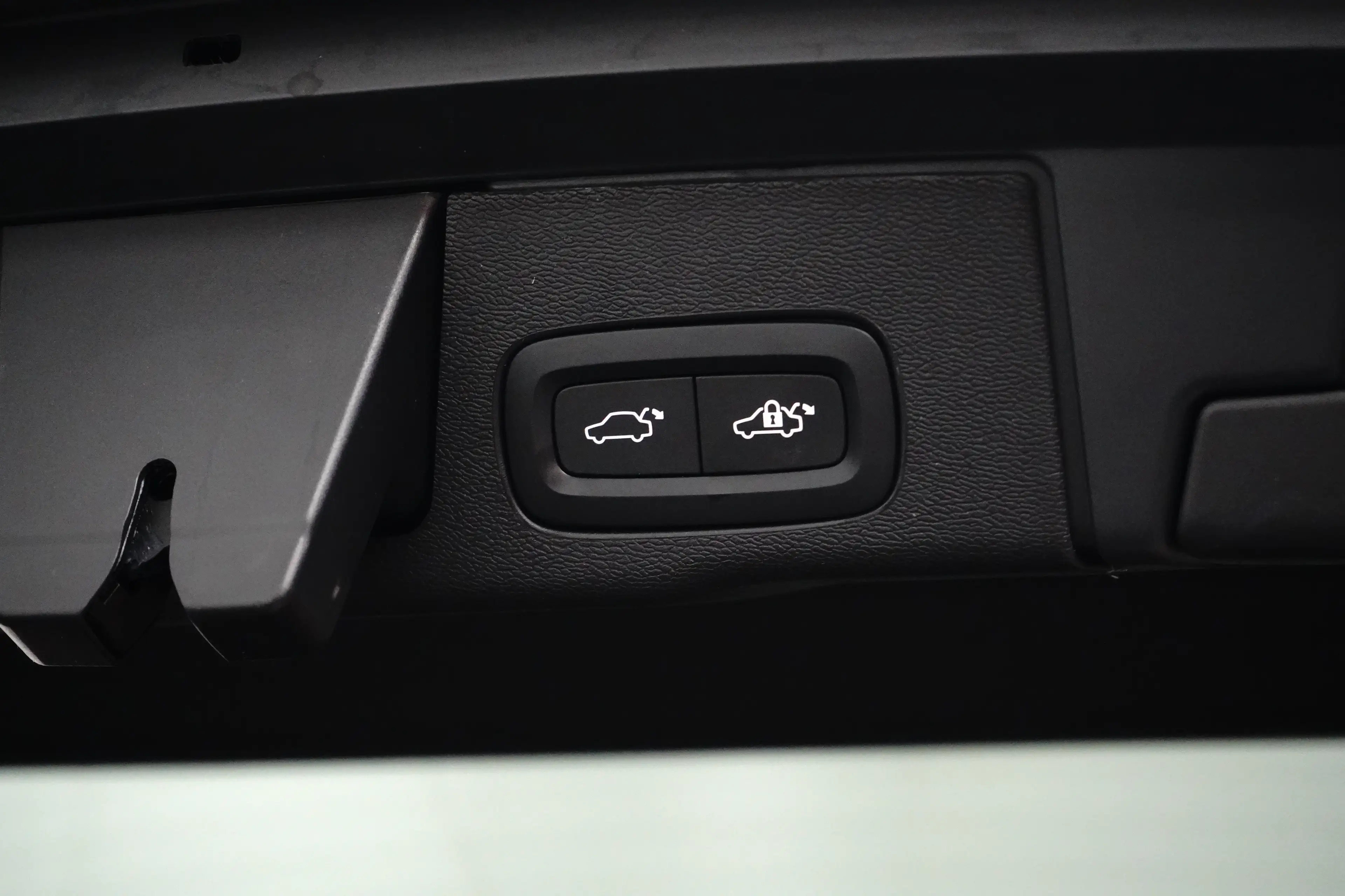 Volvo XC60 Plus Dark Recharge Plug-In Hybrid AWD | Harman/Kar — photo 27