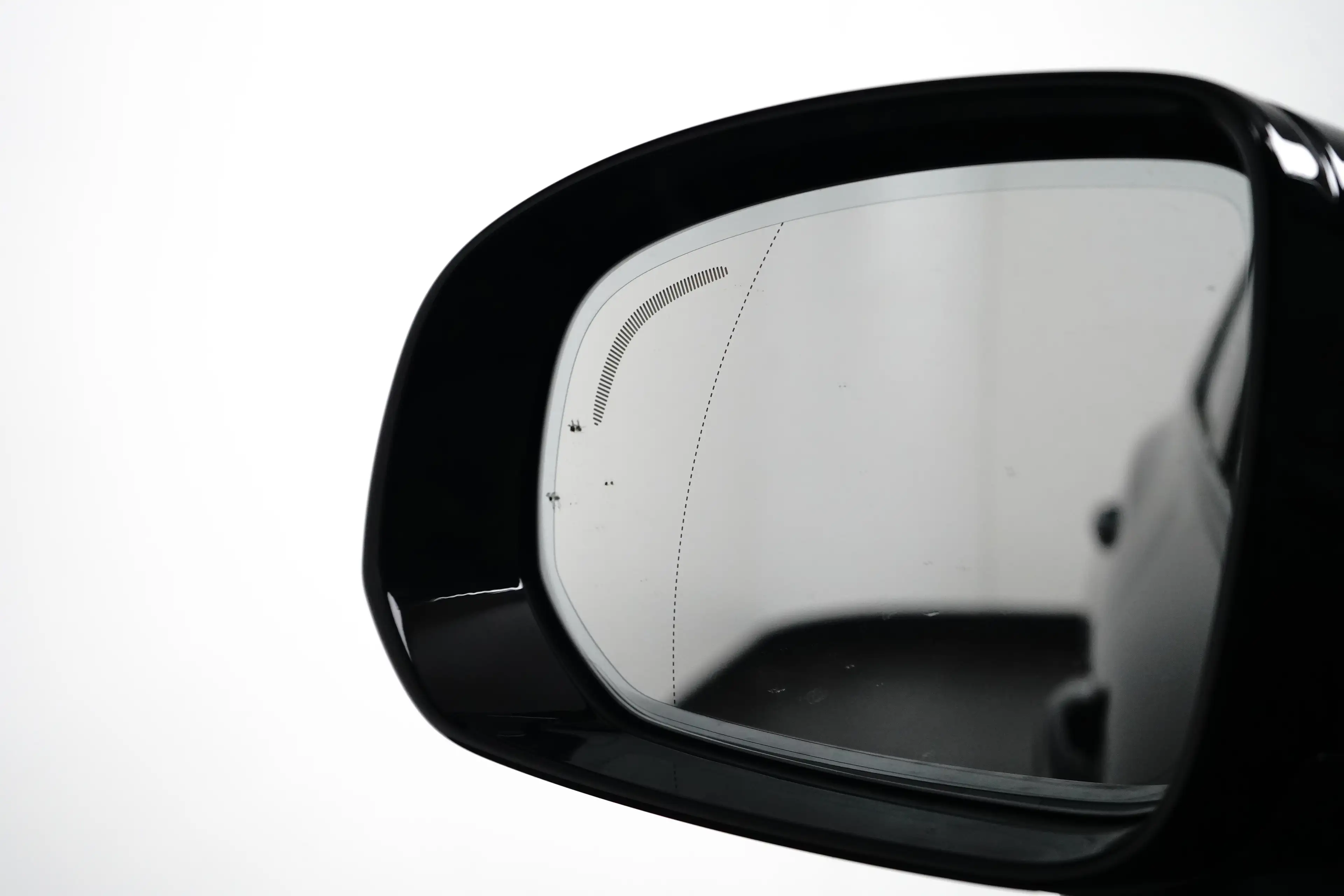 Volvo XC60 Plus Dark Recharge Plug-In Hybrid AWD | Harman/Kar — photo 26