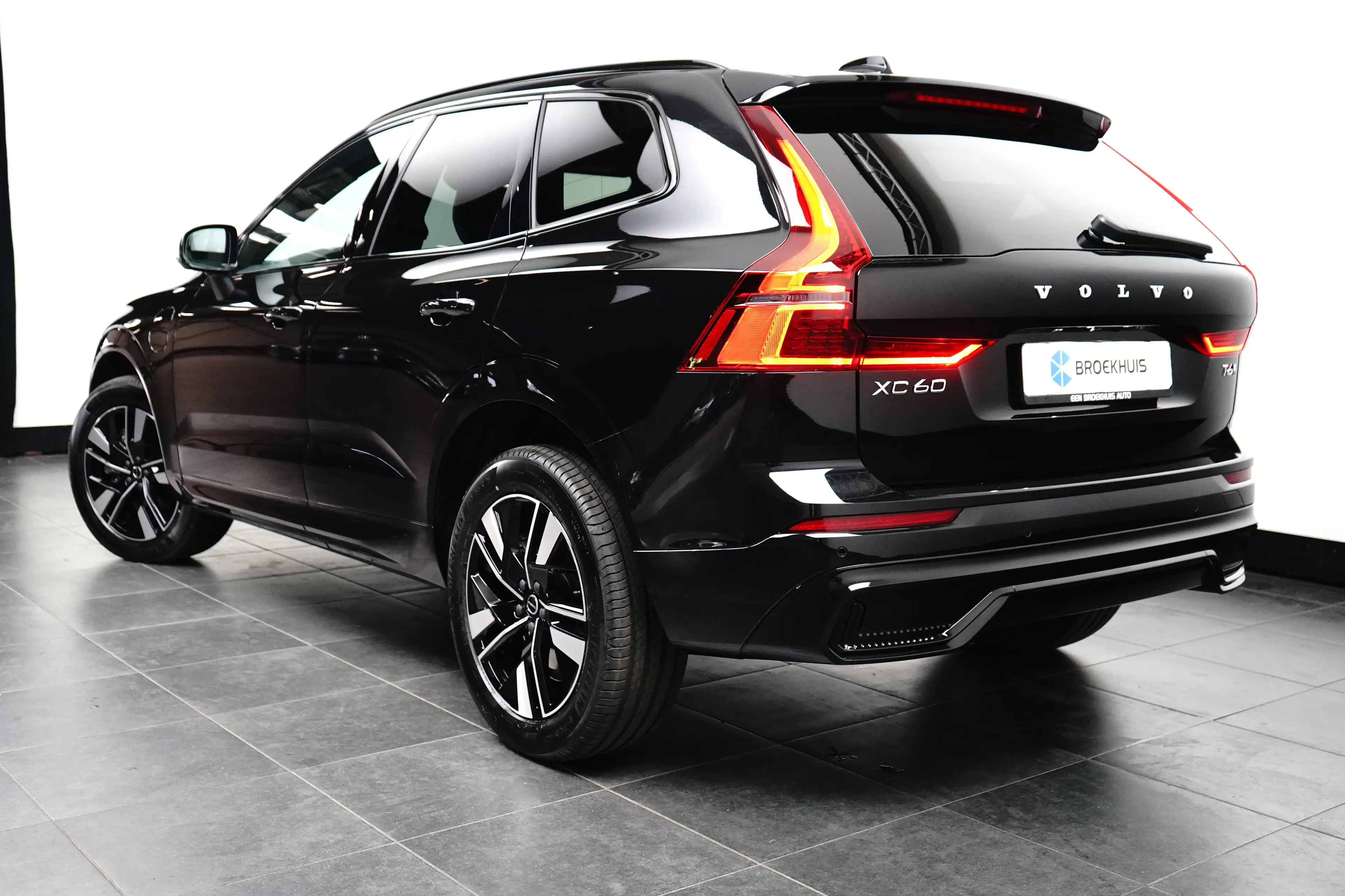 Volvo XC60 Plus Dark Recharge Plug-In Hybrid AWD | Harman/Kar — photo 8