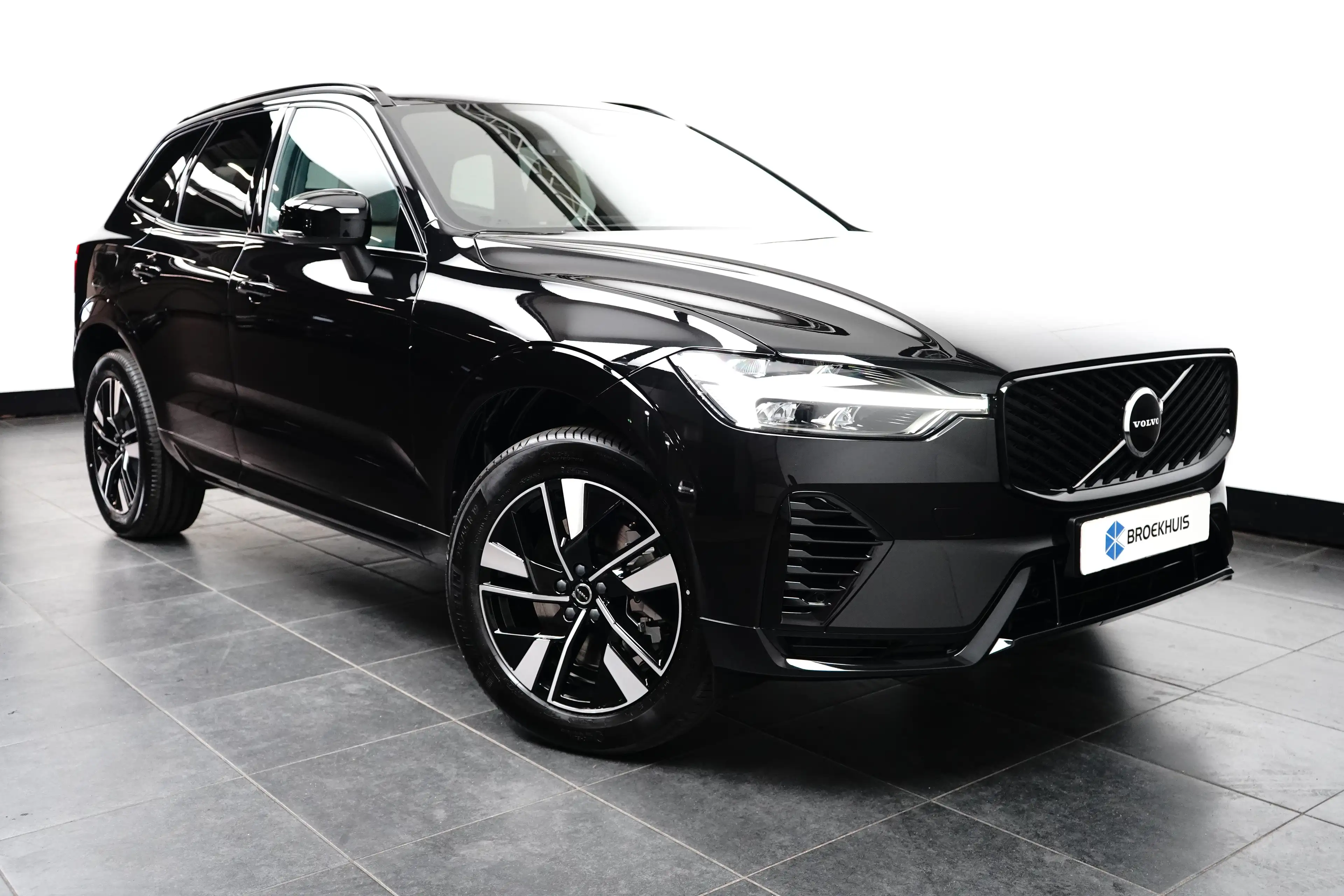 Volvo XC60 Plus Dark Recharge Plug-In Hybrid AWD | Harman/Kar — photo 7