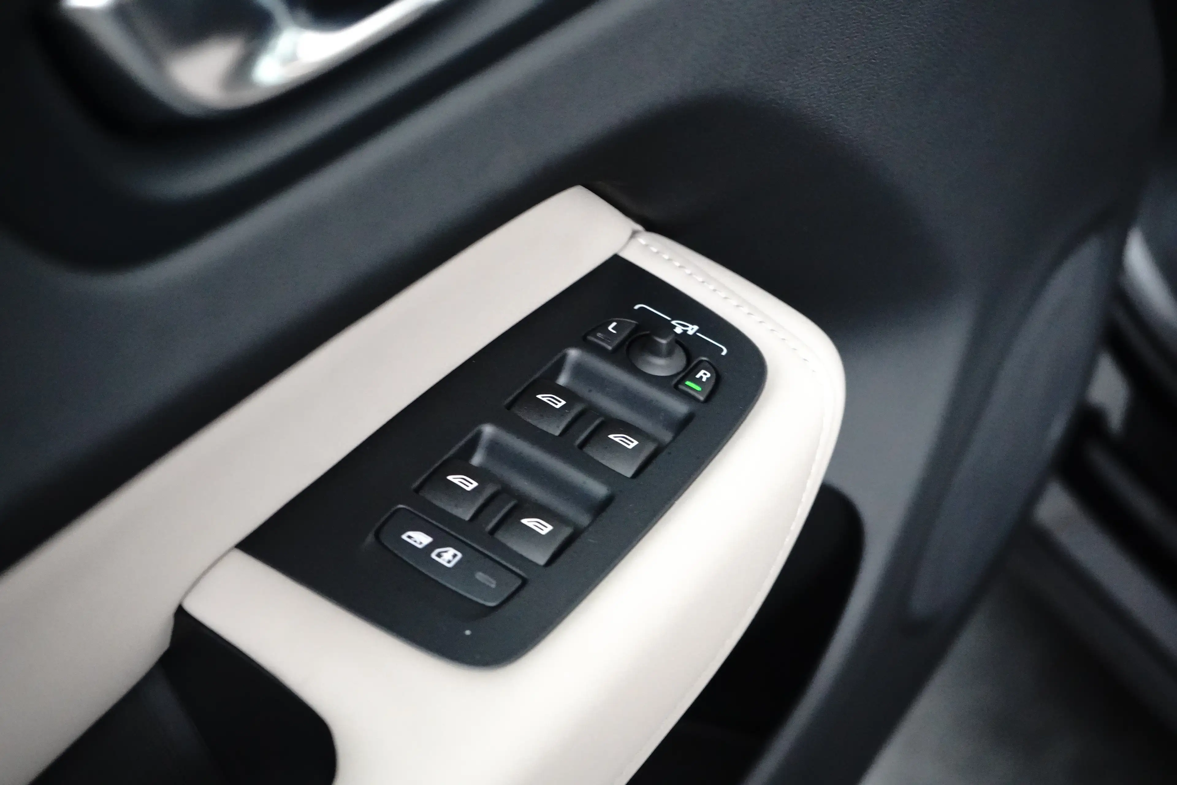 Volvo XC60 Plus Dark Recharge Plug-In Hybrid AWD | Harman/Kar — photo 11