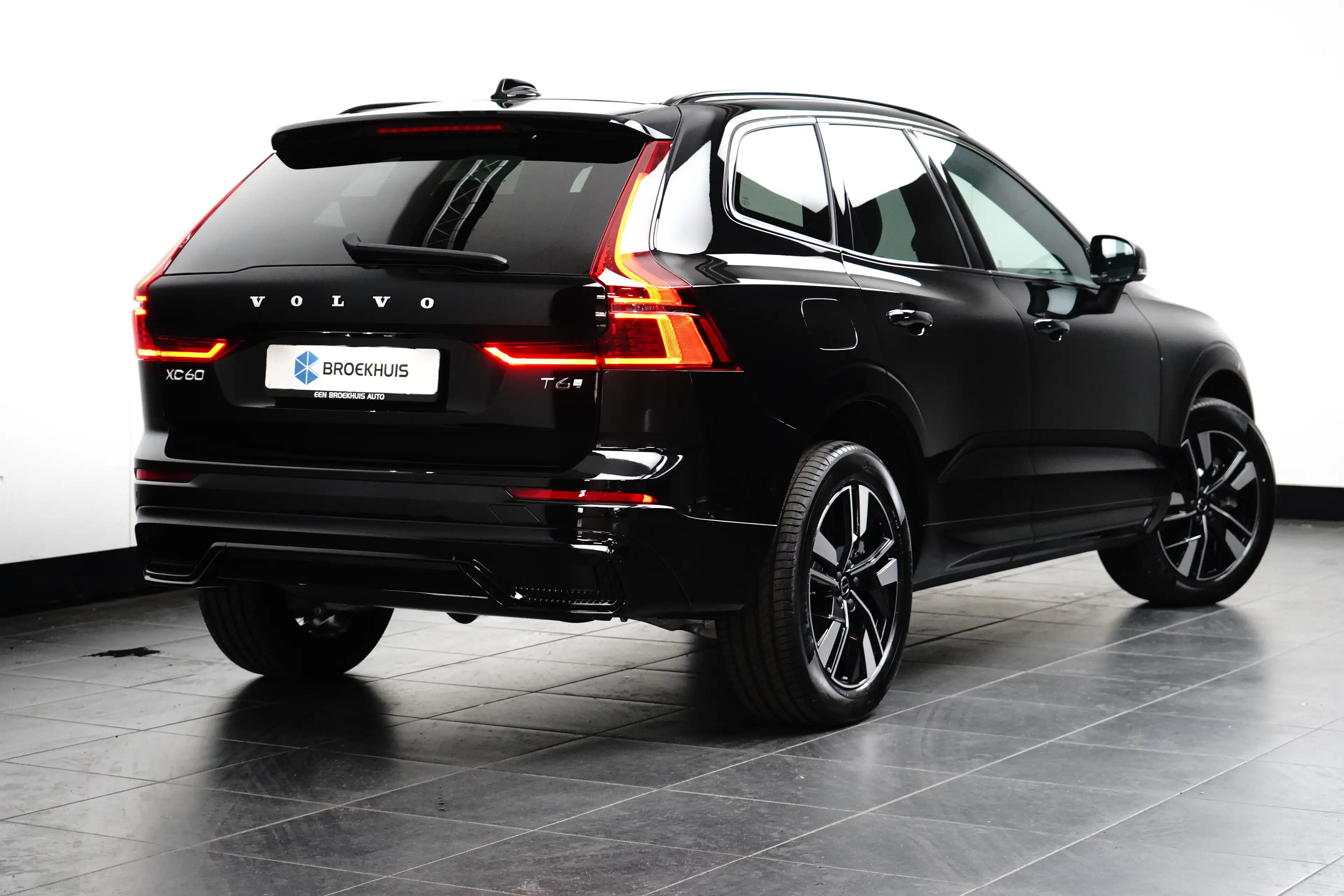 Volvo XC60 Plus Dark Recharge Plug-In Hybrid AWD | Harman/Kar — photo 2