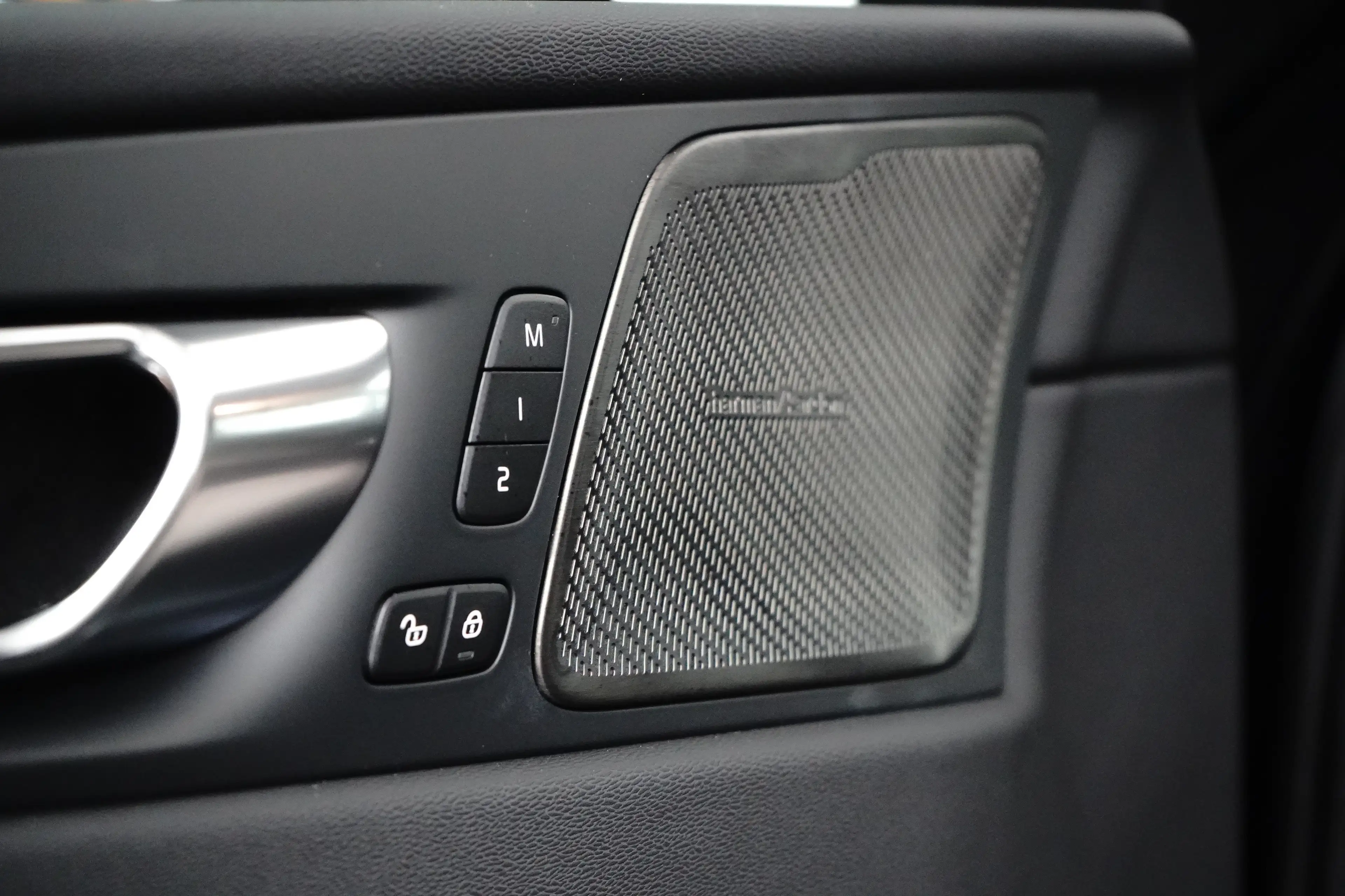 Volvo XC60 Plus Dark Recharge Plug-In Hybrid AWD | Harman/Kar — photo 12