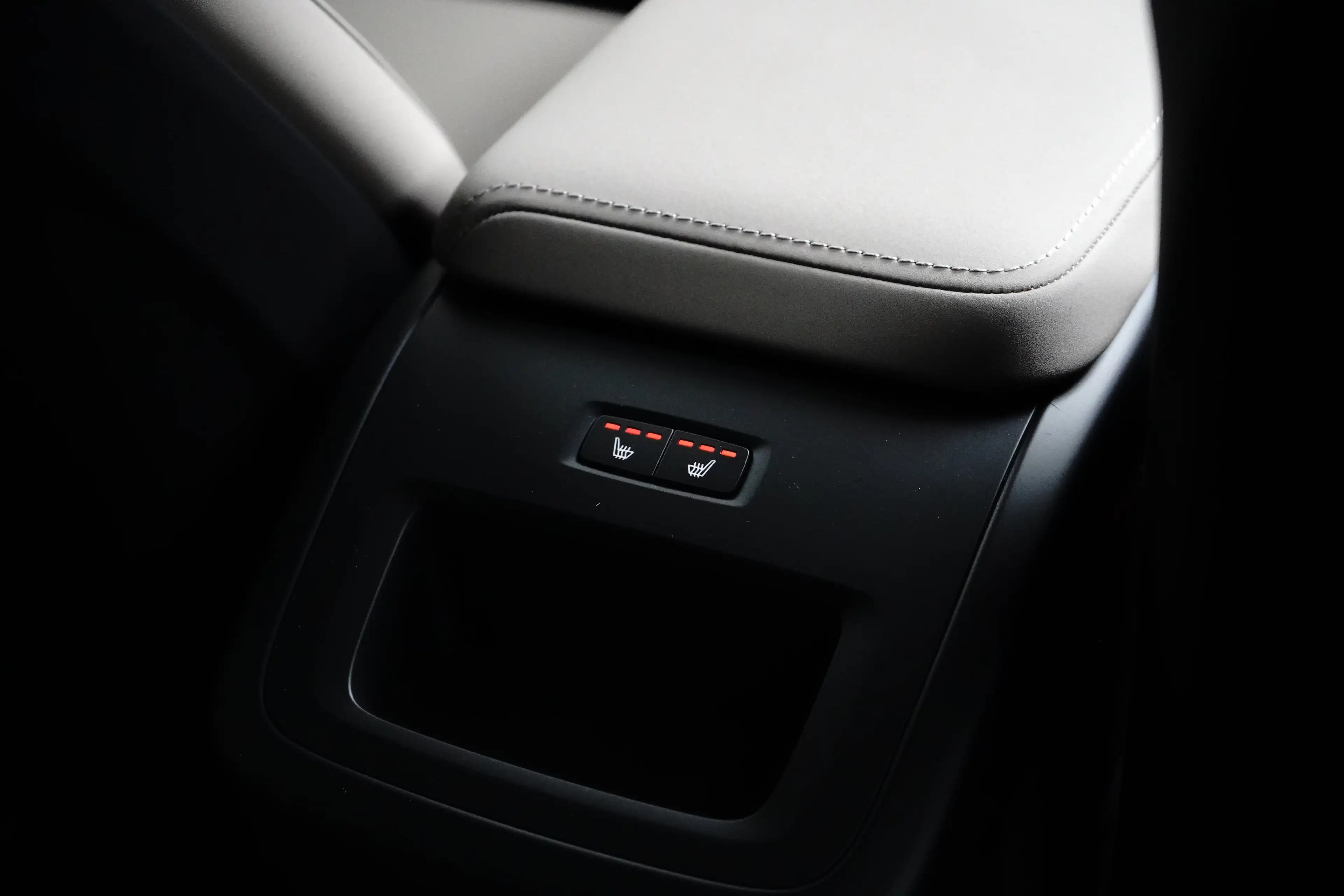Volvo XC60 Plus Dark Recharge Plug-In Hybrid AWD | Harman/Kar — photo 24