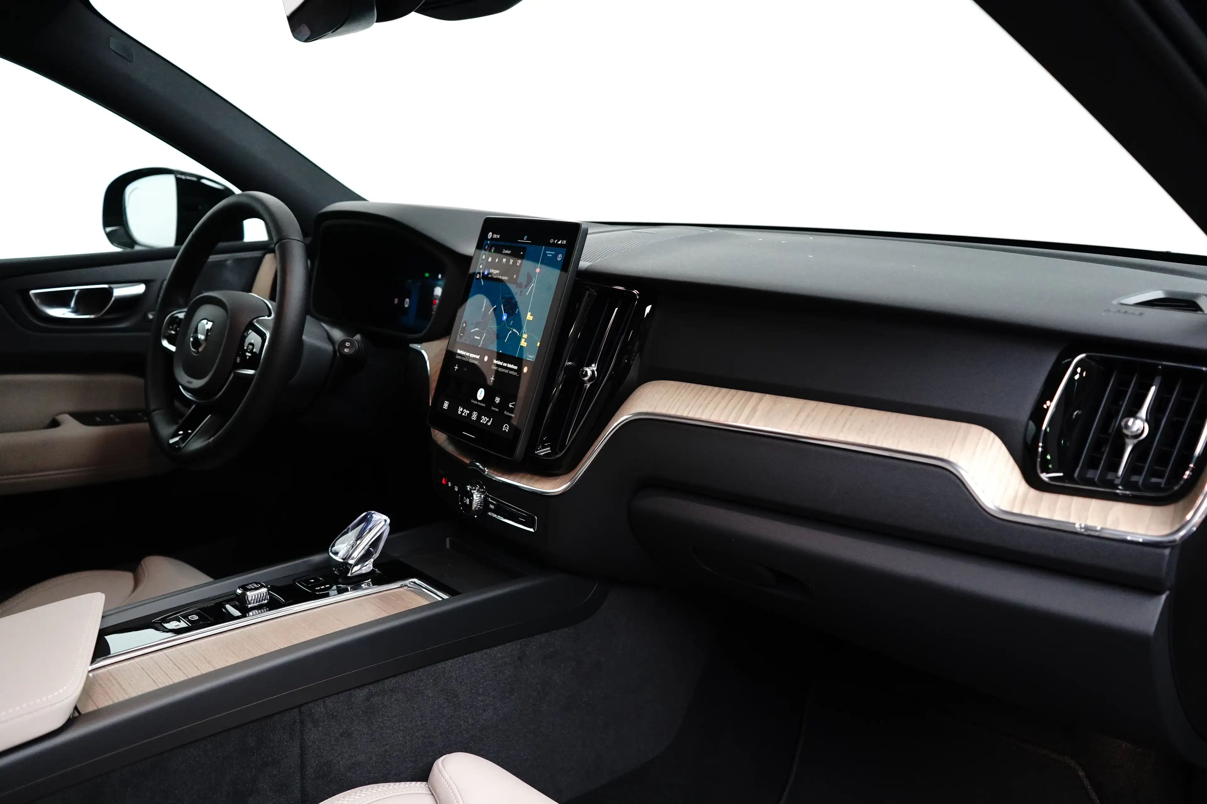 Volvo XC60 Plus Dark Recharge Plug-In Hybrid AWD | Harman/Kar — photo 3