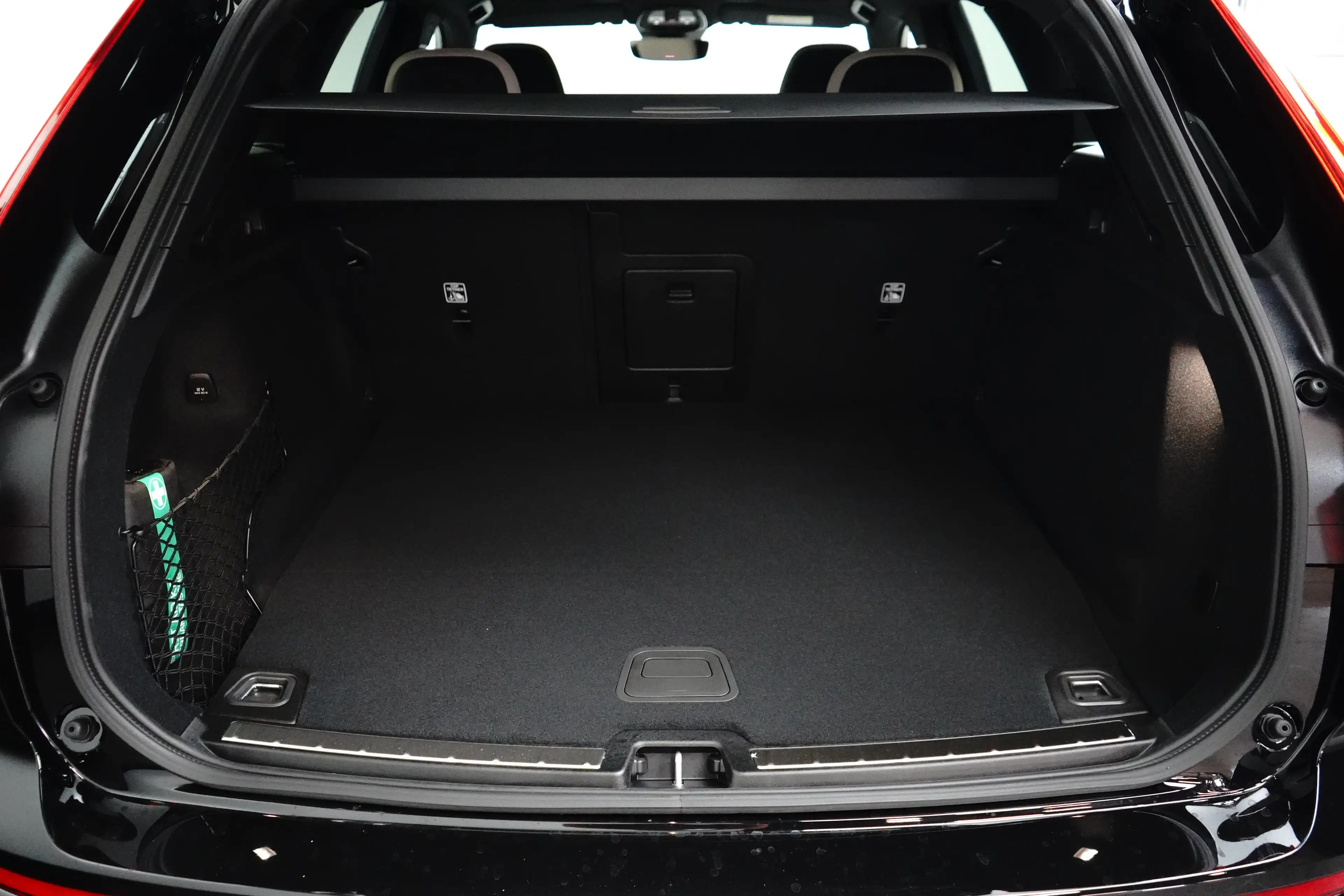 Volvo XC60 Plus Dark Recharge Plug-In Hybrid AWD | Harman/Kar — photo 6
