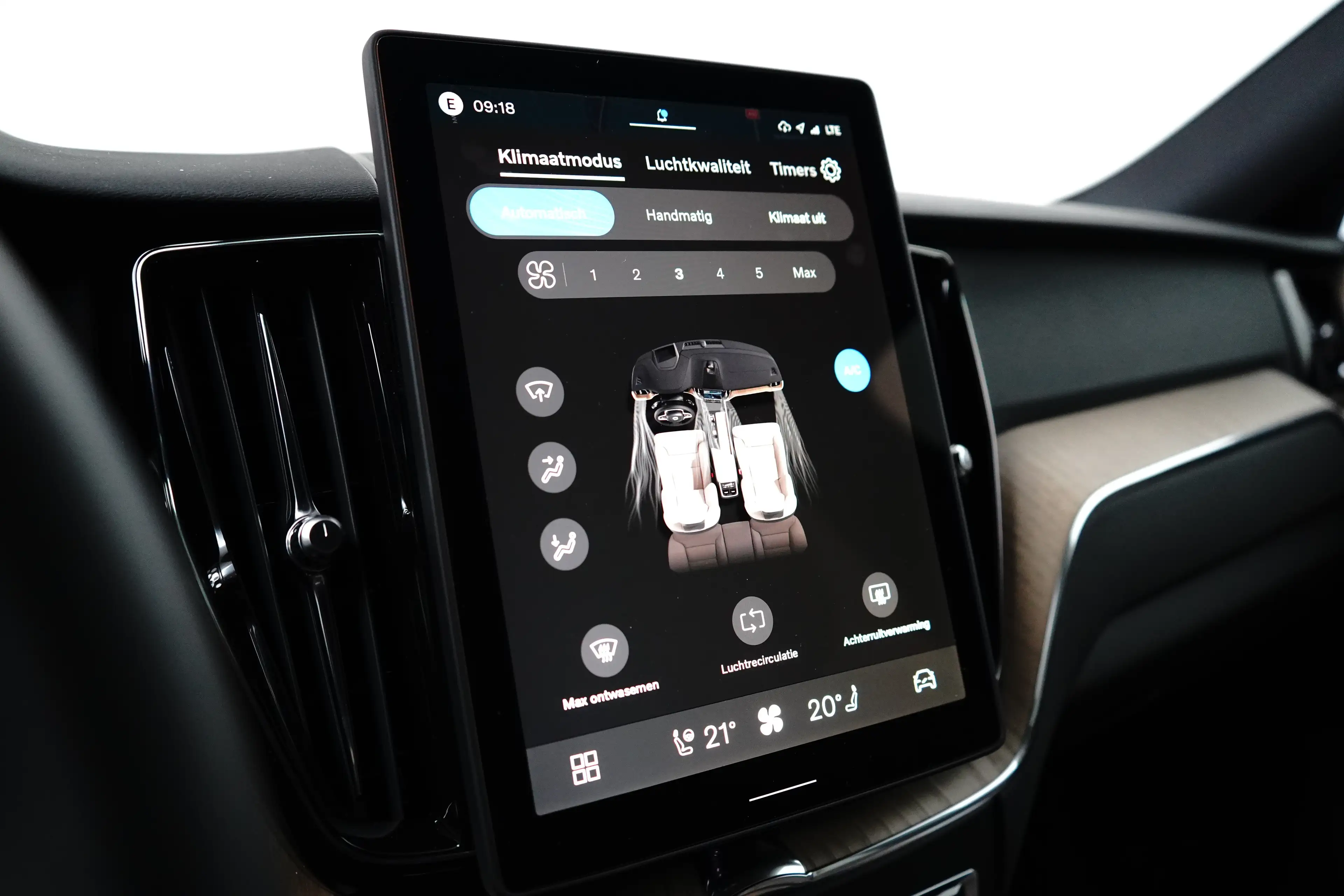 Volvo XC60 Plus Dark Recharge Plug-In Hybrid AWD | Harman/Kar — photo 13