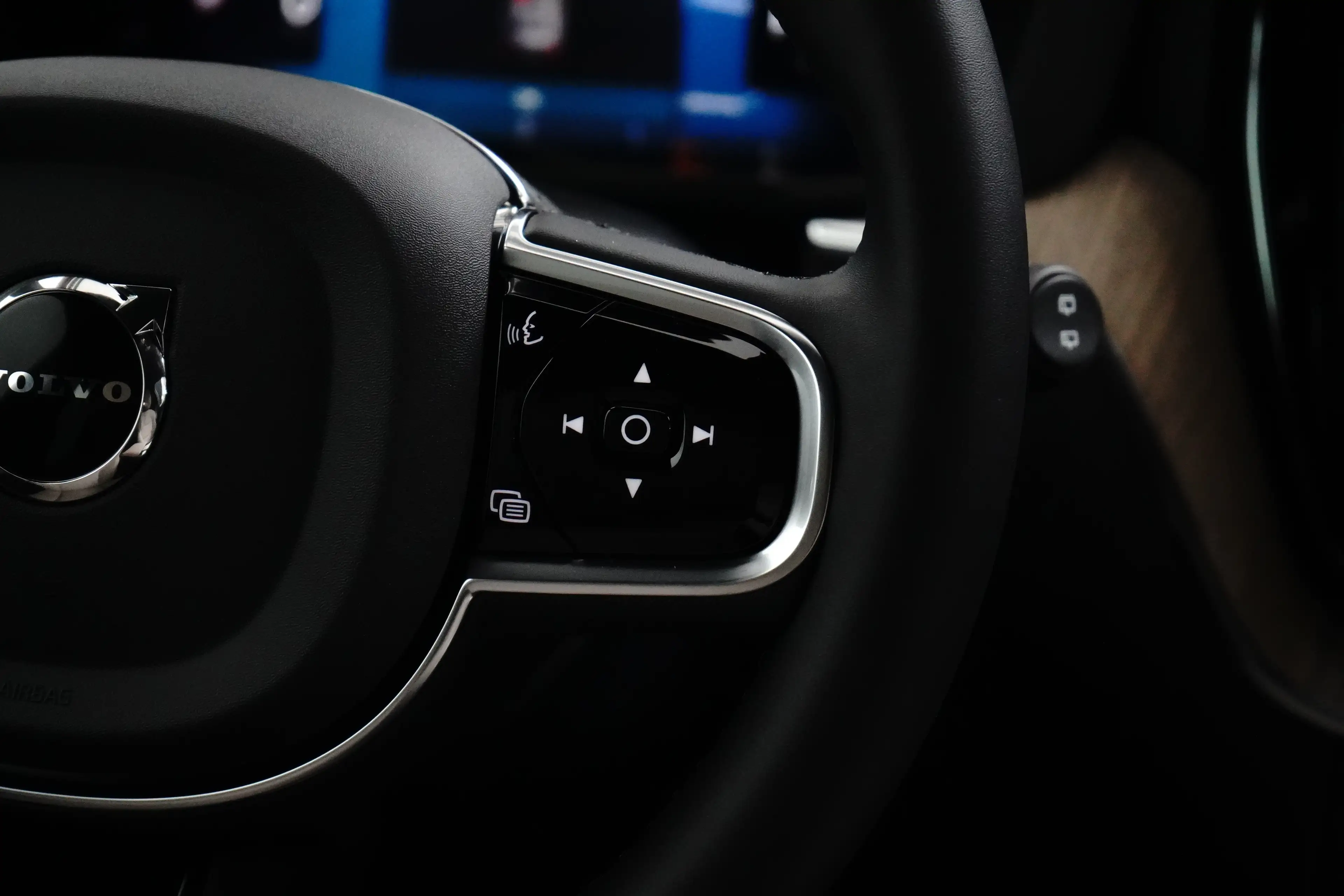 Volvo XC60 Plus Dark Recharge Plug-In Hybrid AWD | Harman/Kar — photo 17